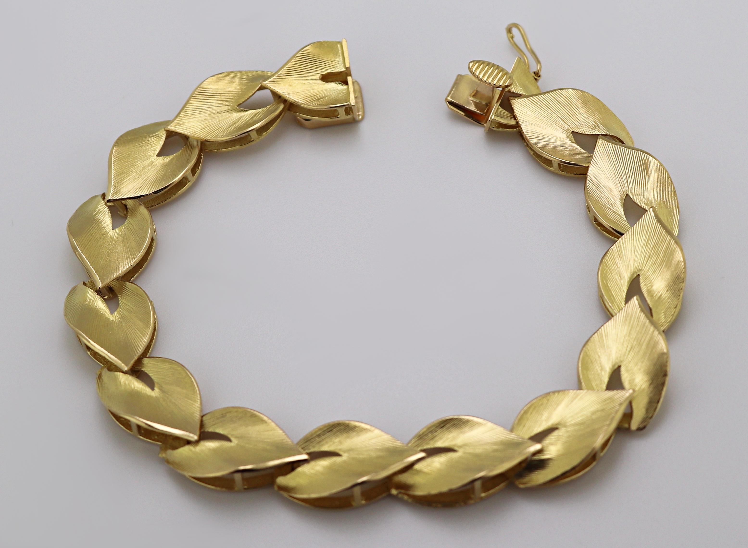 Women's UNOAerrie 18K Yellow Gold Leaf Link Bracelet For Sale