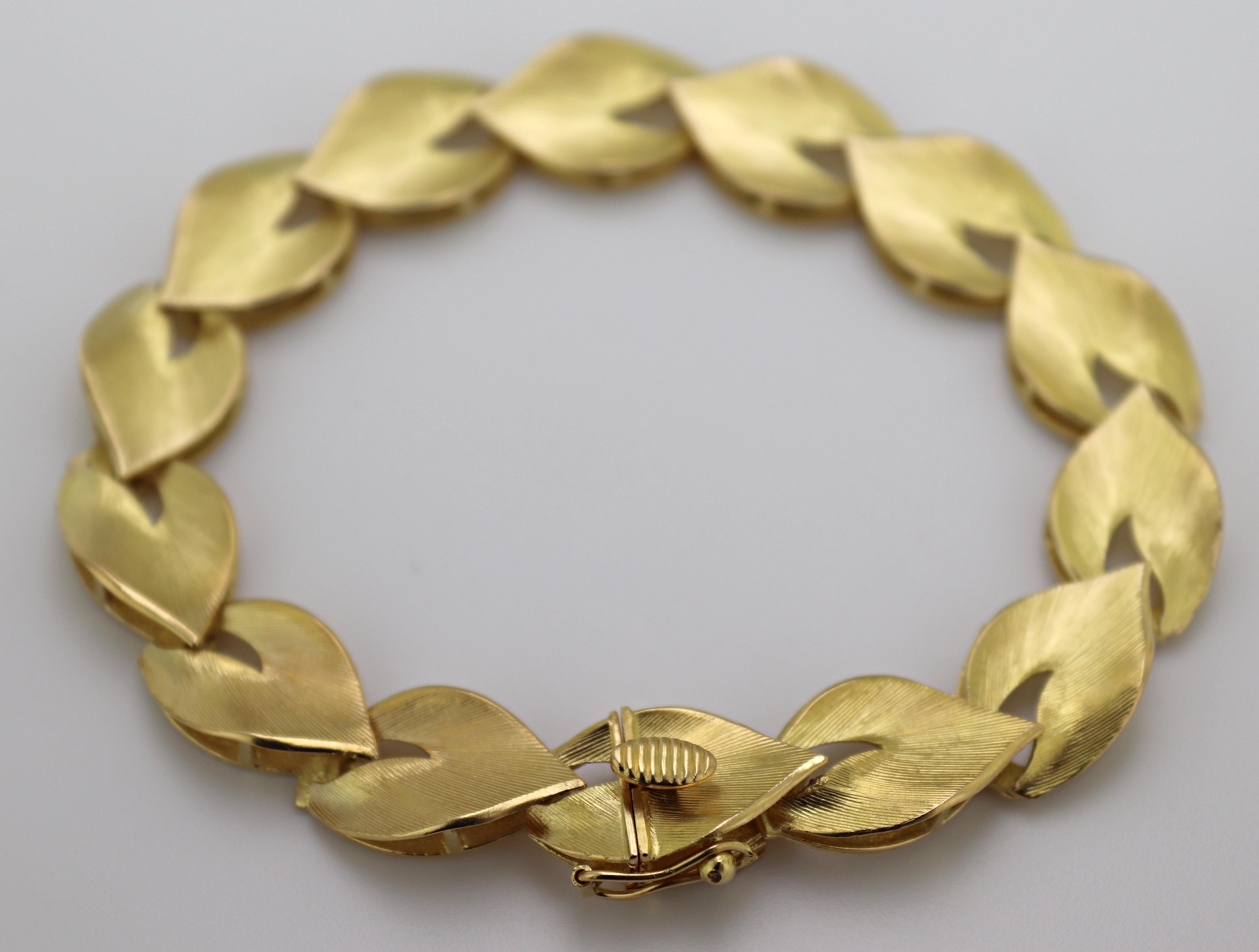 UNOAerrie 18K Yellow Gold Leaf Link Bracelet For Sale 1