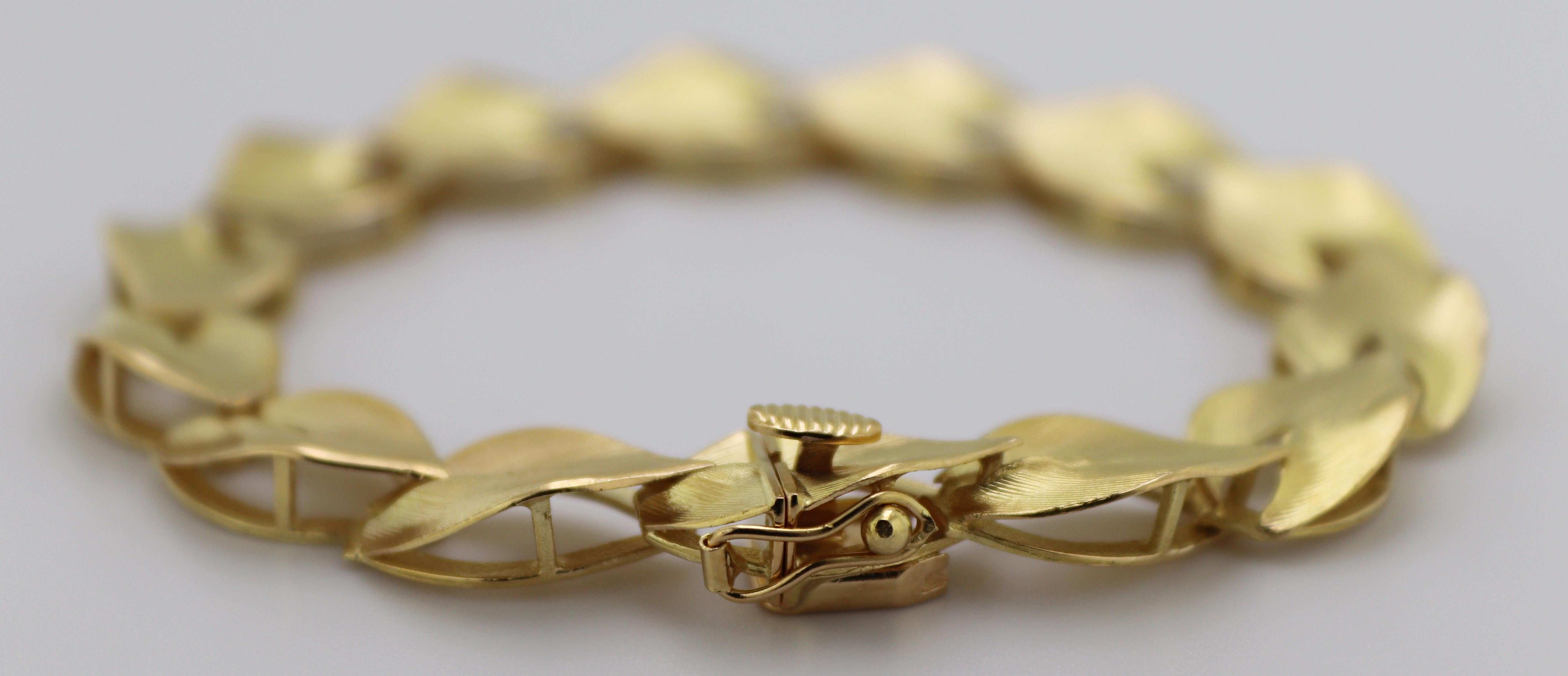 UNOAerrie 18K Yellow Gold Leaf Link Bracelet For Sale 2