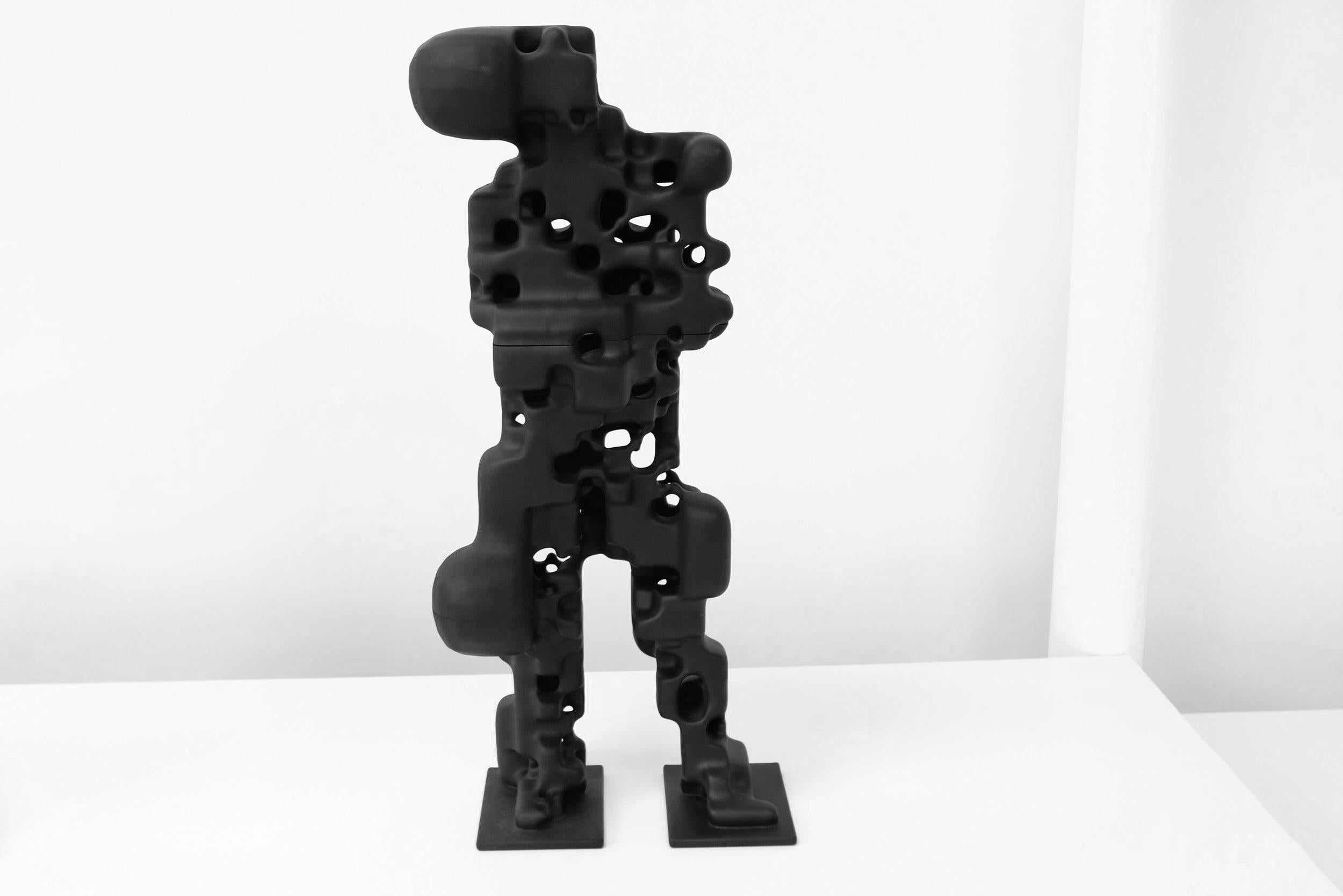 Cette sculpture humanoïde a d'abord été créée numériquement en réalisant un scan 3D d'un sujet humain debout par photogrammétrie, puis en faisant passer le scan par des algorithmes génératifs. Elle a ensuite été fabriquée avec du Nylon PA 12 recyclé