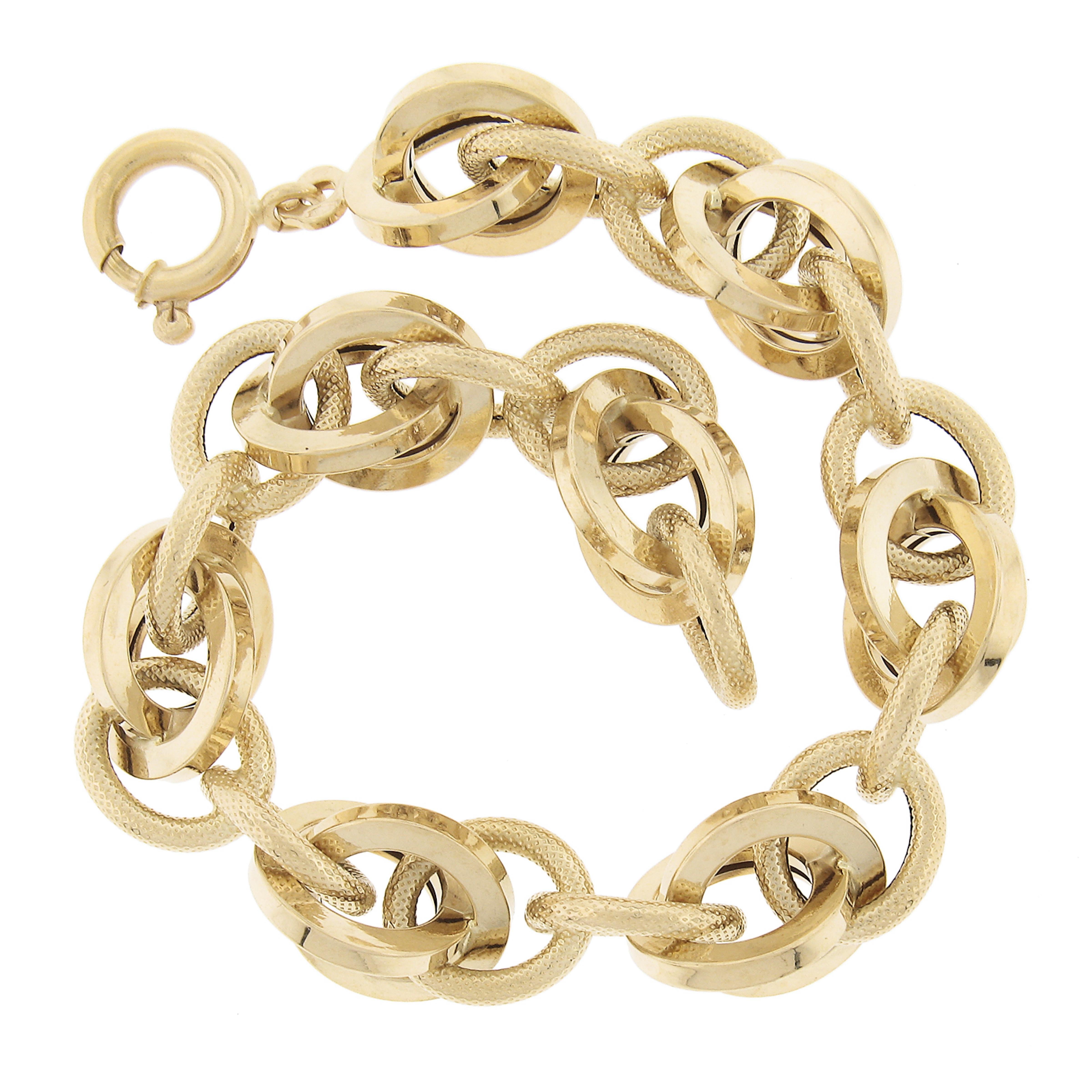 UNOEARRE 18k Gold Textured & Polished Interlocking Round Link Chain Bracelet In Excellent Condition For Sale In Montclair, NJ