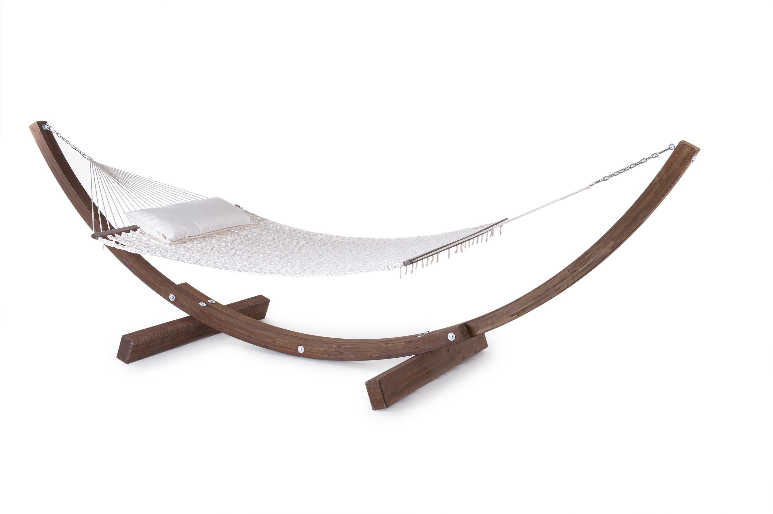One of Unopiù’s historic icons, Amanda is a hammock that expresses a timeless combination of comfort and design.
Its free-standing structure, made from walnut-coloured curved laminated wood, can be positioned as desired in any environment,
