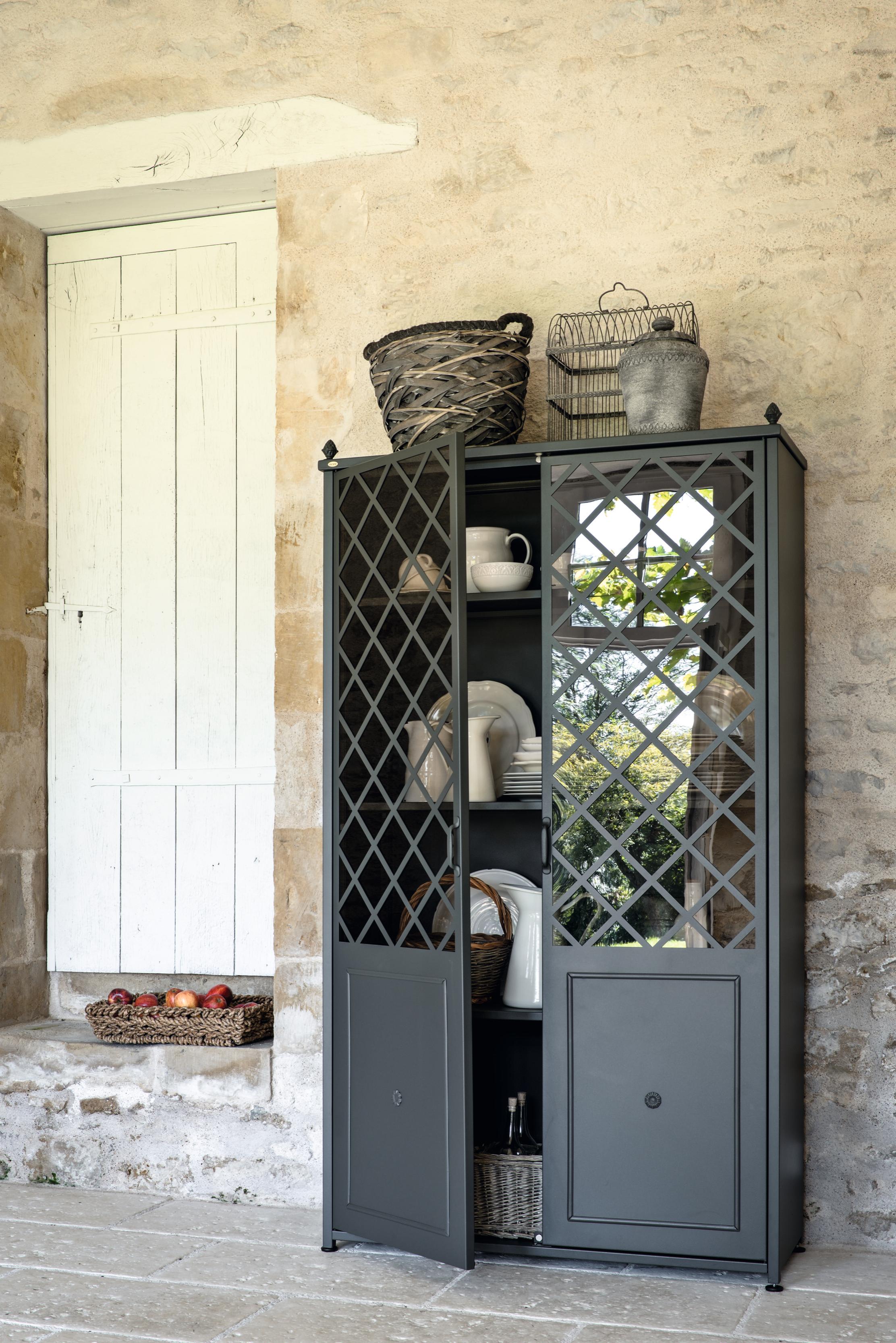 Hand forged and inspired by the Umbrian-Tuscan tradition of the late 1900s, Aurora is a classic, tra- ditional collection that, thanks to its forms, ma- nages to create a romantic, refined atmosphere. What makes it stand out is the powder-coated