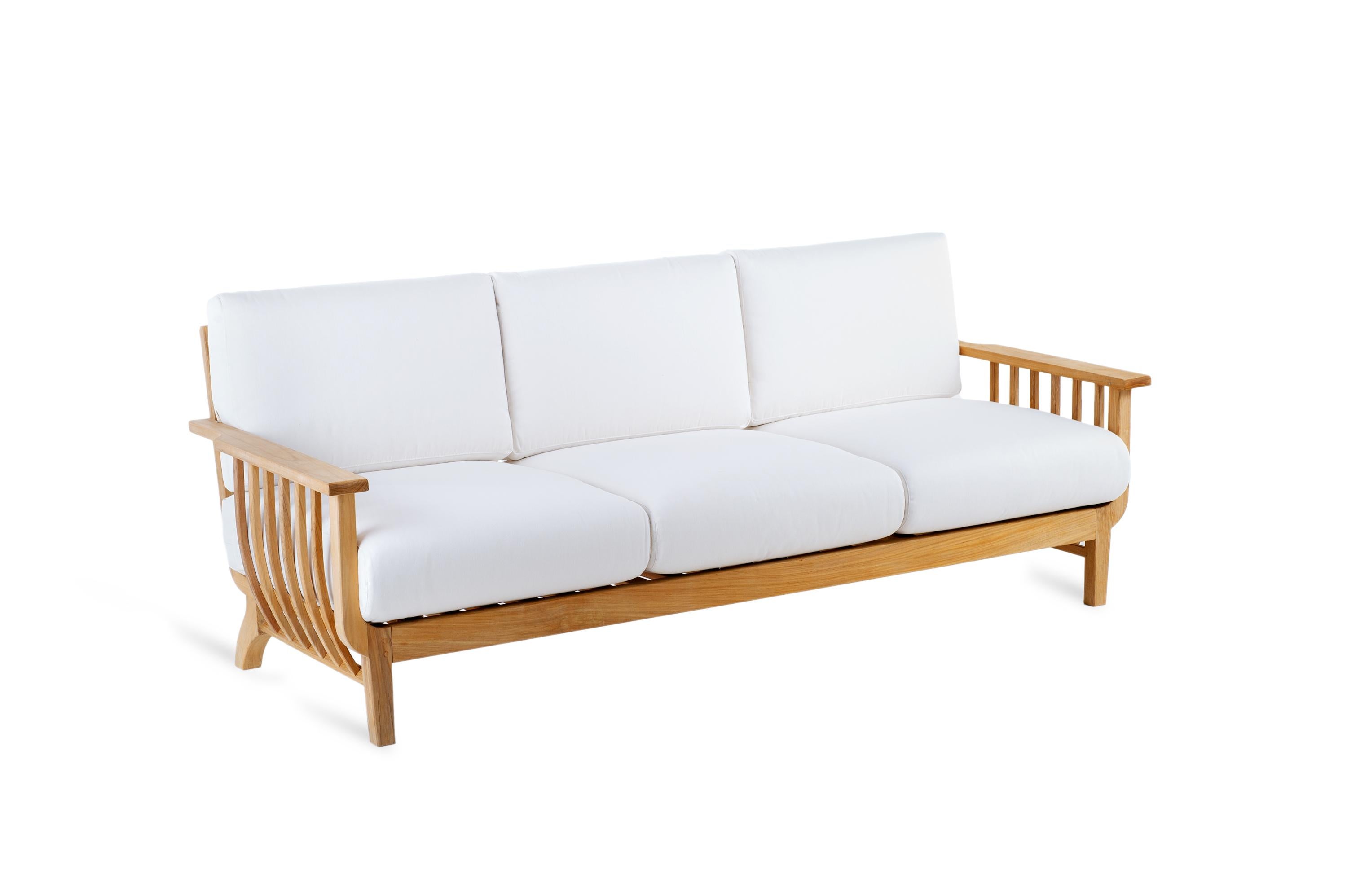 La ligne Chelsea, classique et traditionnelle, est entièrement réalisée en teck couleur miel, une teinte qui met en valeur le naturel et la chaleur du matériau. Cette collection très articulée comprend des canapés, des tables, des chaises, des