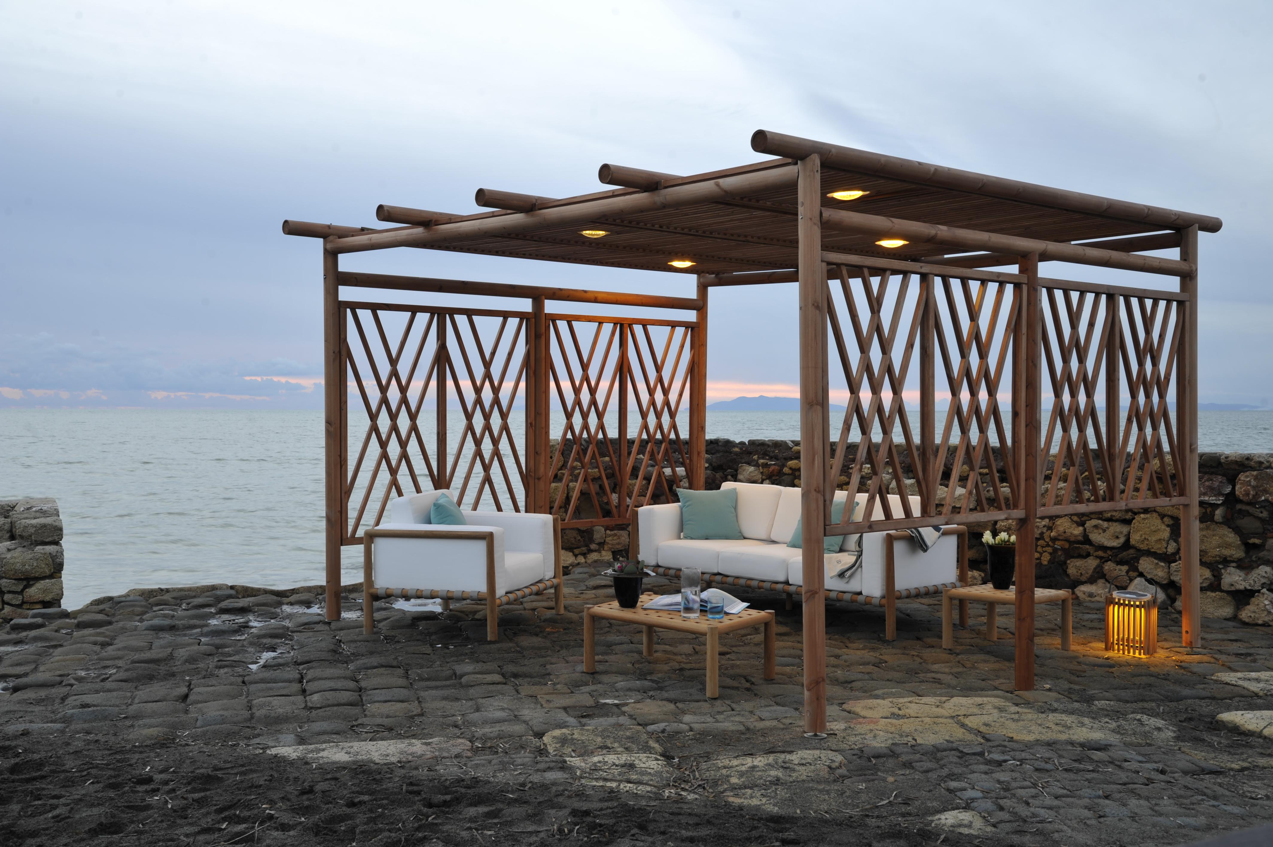 Nagi is a complete system of outdoor structures that can be customised with the utmost free- dom, made of impregnated Nordic pine wood in bankirai or white colour to ensure solidity and durability.
Inspired by Japanese aesthetics, the modern cir-