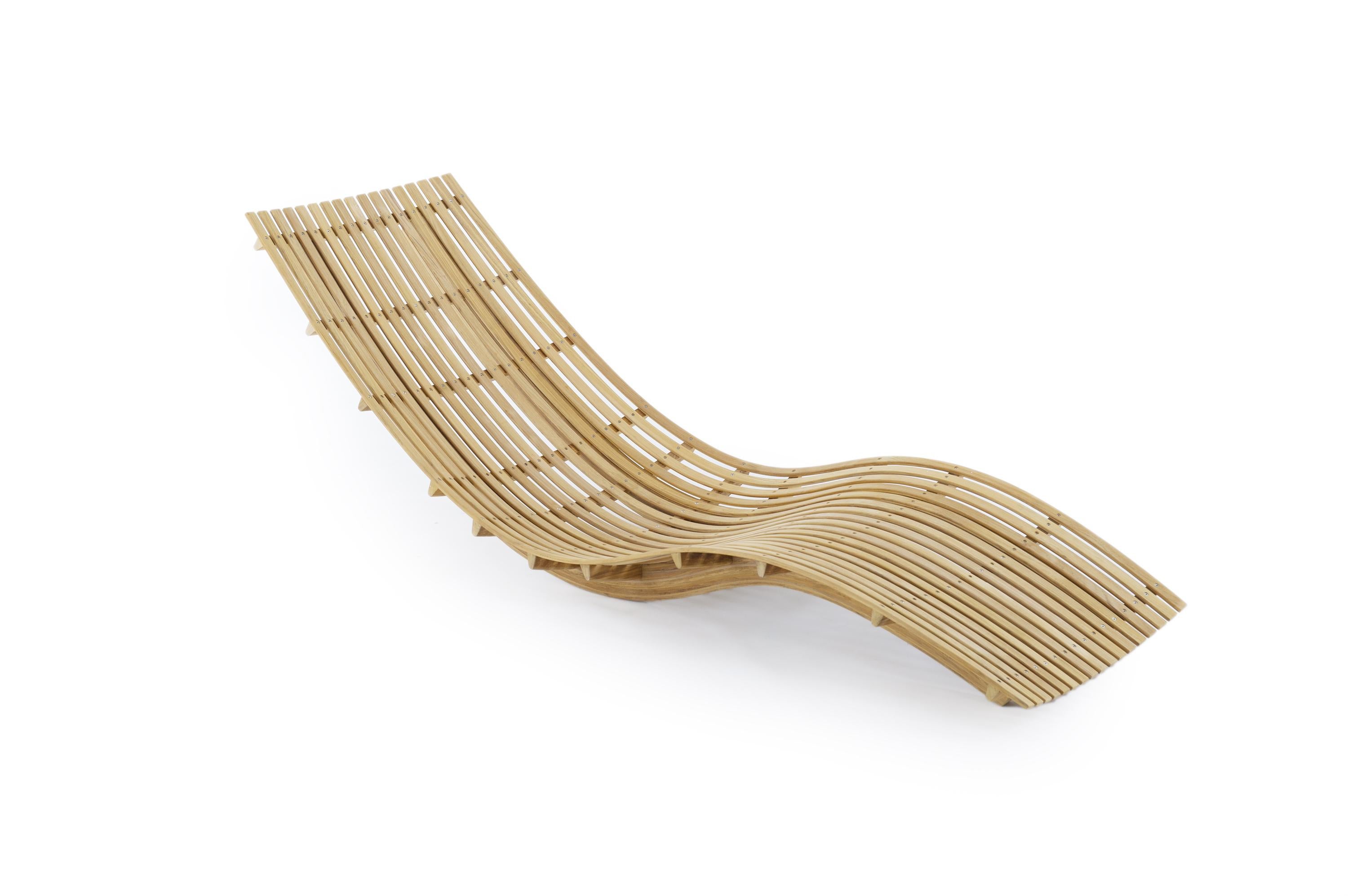 The skilful crafting of thermo-curved teak wood slats gives a sinuous and welcoming look to the elements of the Swing line. The chaise-longue, with its soft lines and ergonomic shape, is ideal for moments of relaxation.

Cushion and support not
