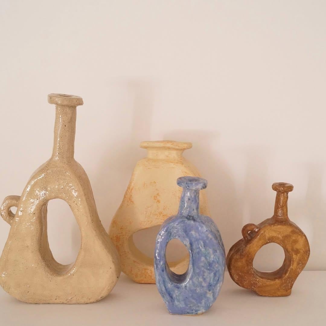 Smaltato Unqiue Vaso grande in ceramica beige liscia con apertura rotonda del corpo di Willem Van Hooff in vendita