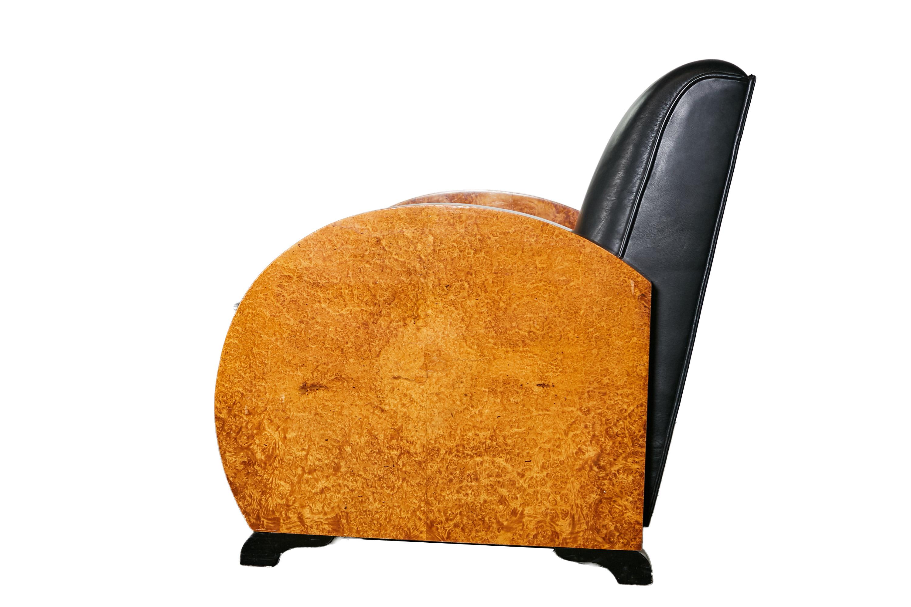Questa poltrona esclusiva combina un design senza tempo con materiali di alta qualità. Realizzato in pregiato legno di Amboina e rivestito in vernice nera, è un vero gioiello per qualsiasi interno. La poltrona viene offerta non restaurata e pertanto