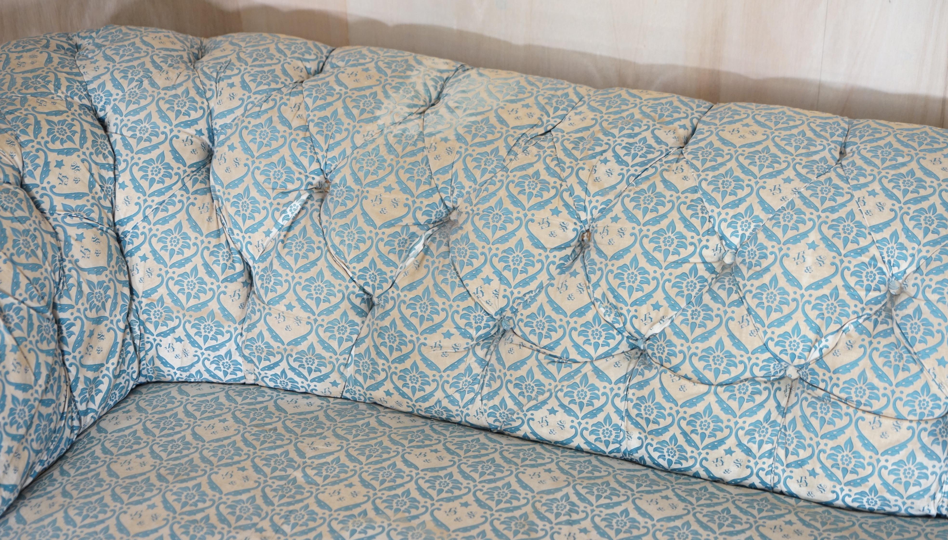 Howard & Son's Chesterfield Sofa Inc Ticking Fabric ancien victorien non restauré en vente 3