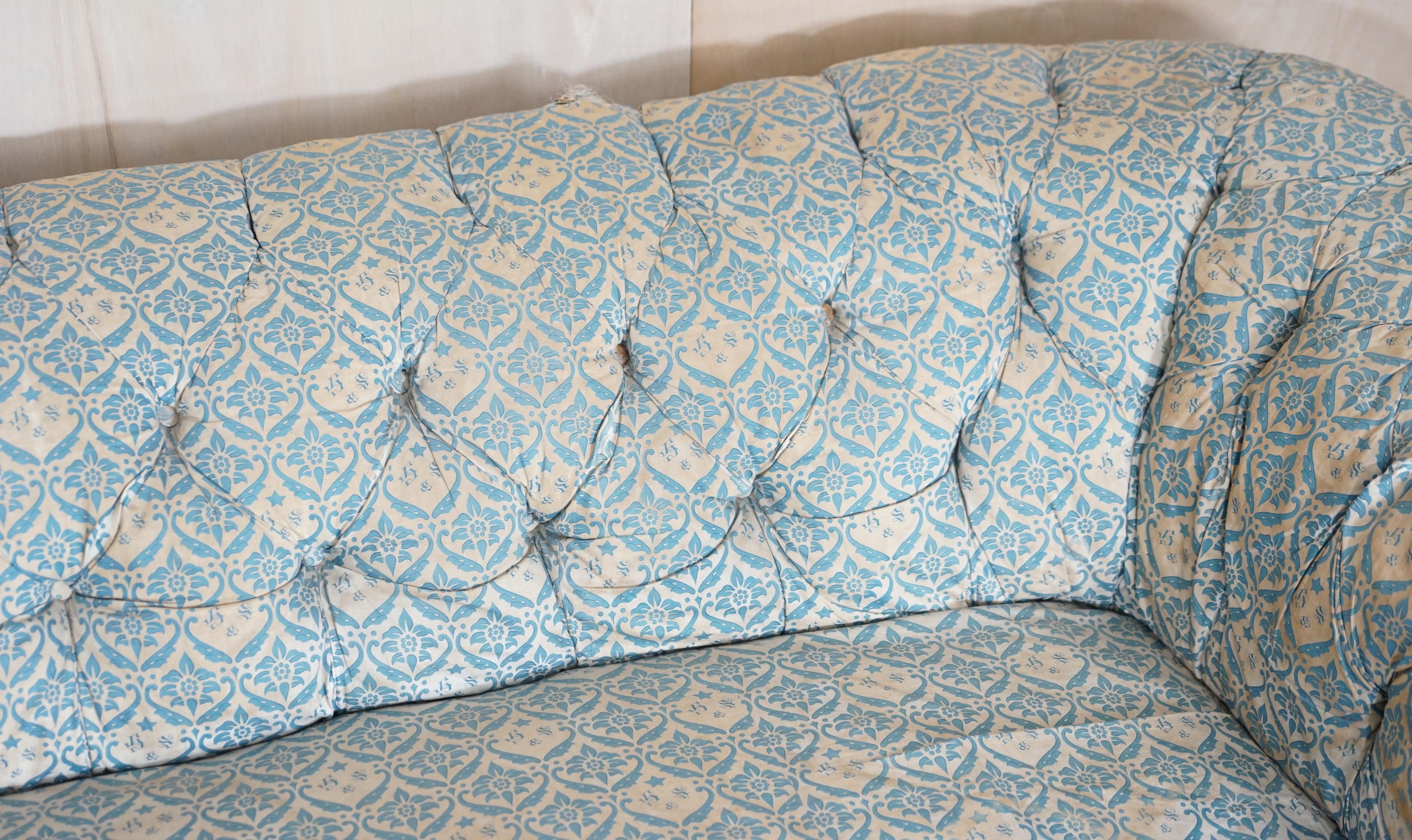 Howard & Son's Chesterfield Sofa Inc Ticking Fabric ancien victorien non restauré en vente 4