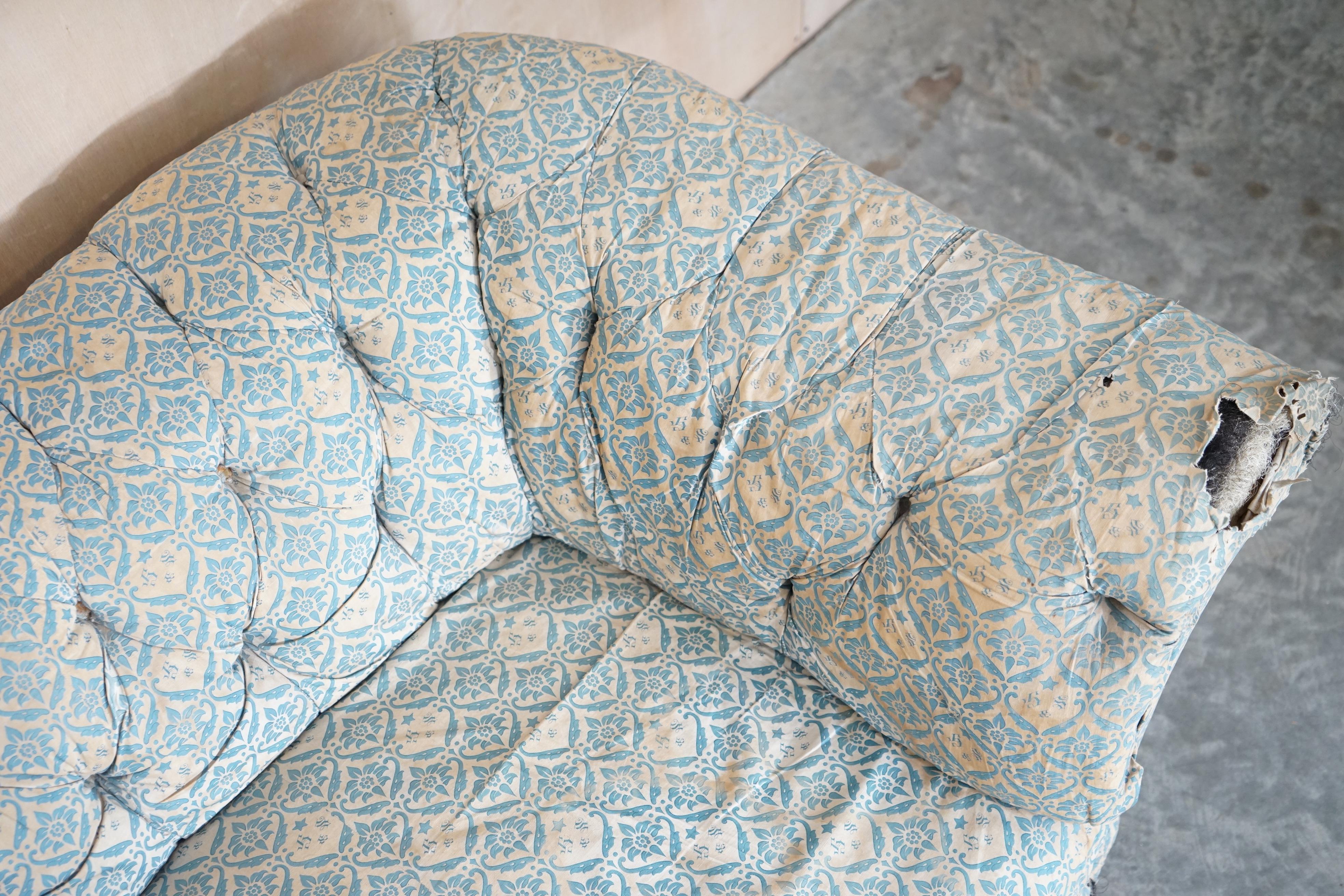 Howard & Son's Chesterfield Sofa Inc Ticking Fabric ancien victorien non restauré en vente 5