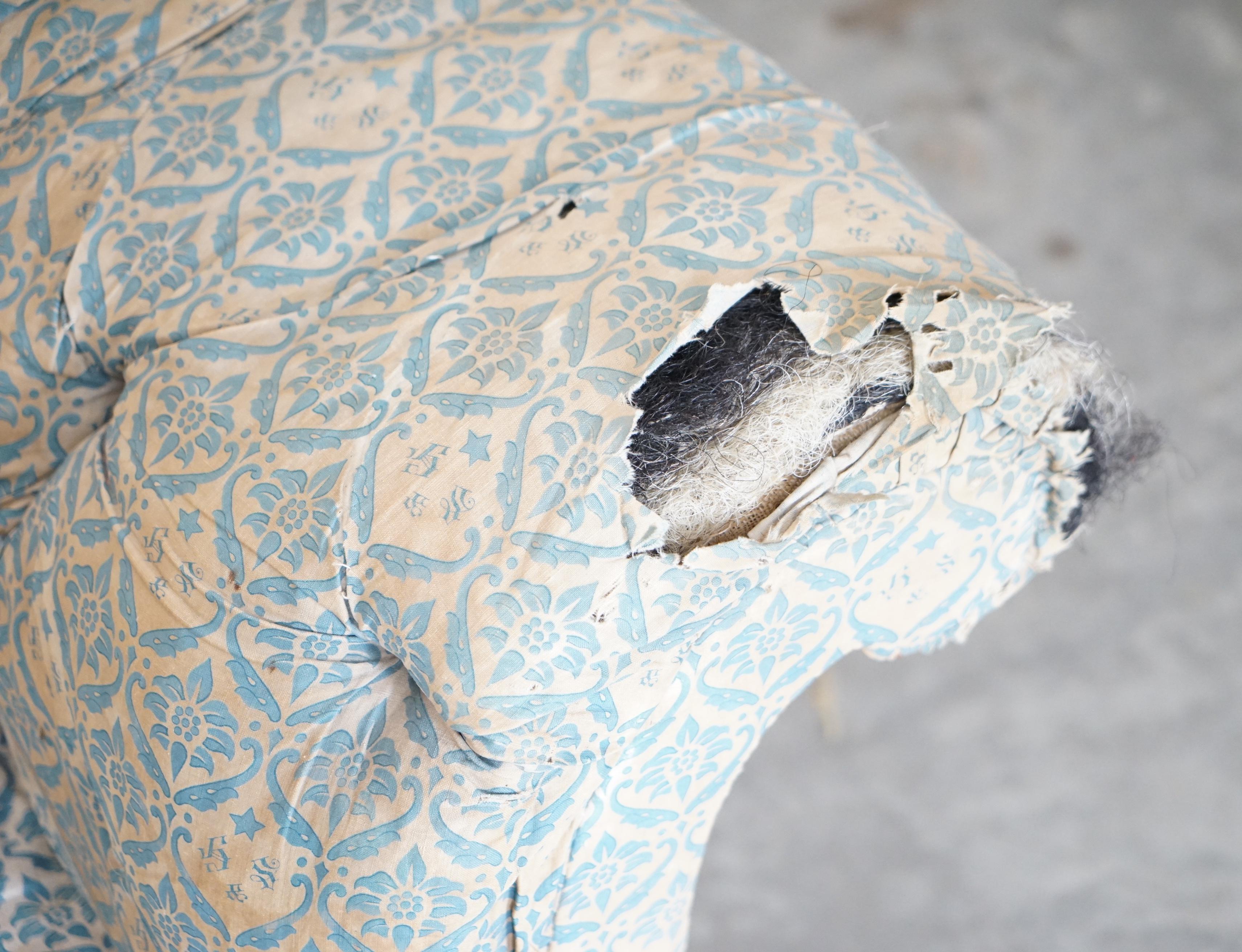 Howard & Son's Chesterfield Sofa Inc Ticking Fabric ancien victorien non restauré en vente 6