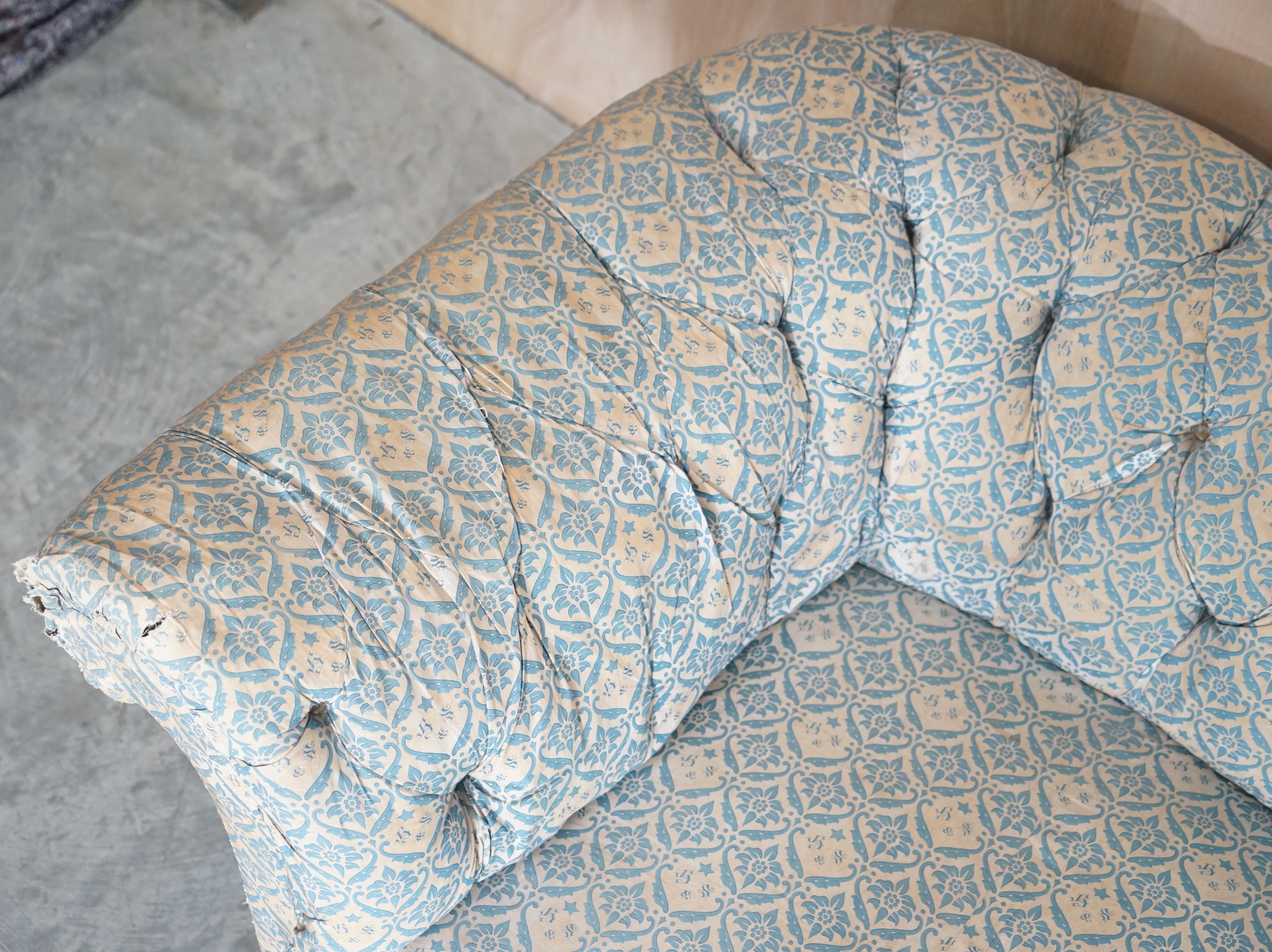 Howard & Son's Chesterfield Sofa Inc Ticking Fabric ancien victorien non restauré en vente 7