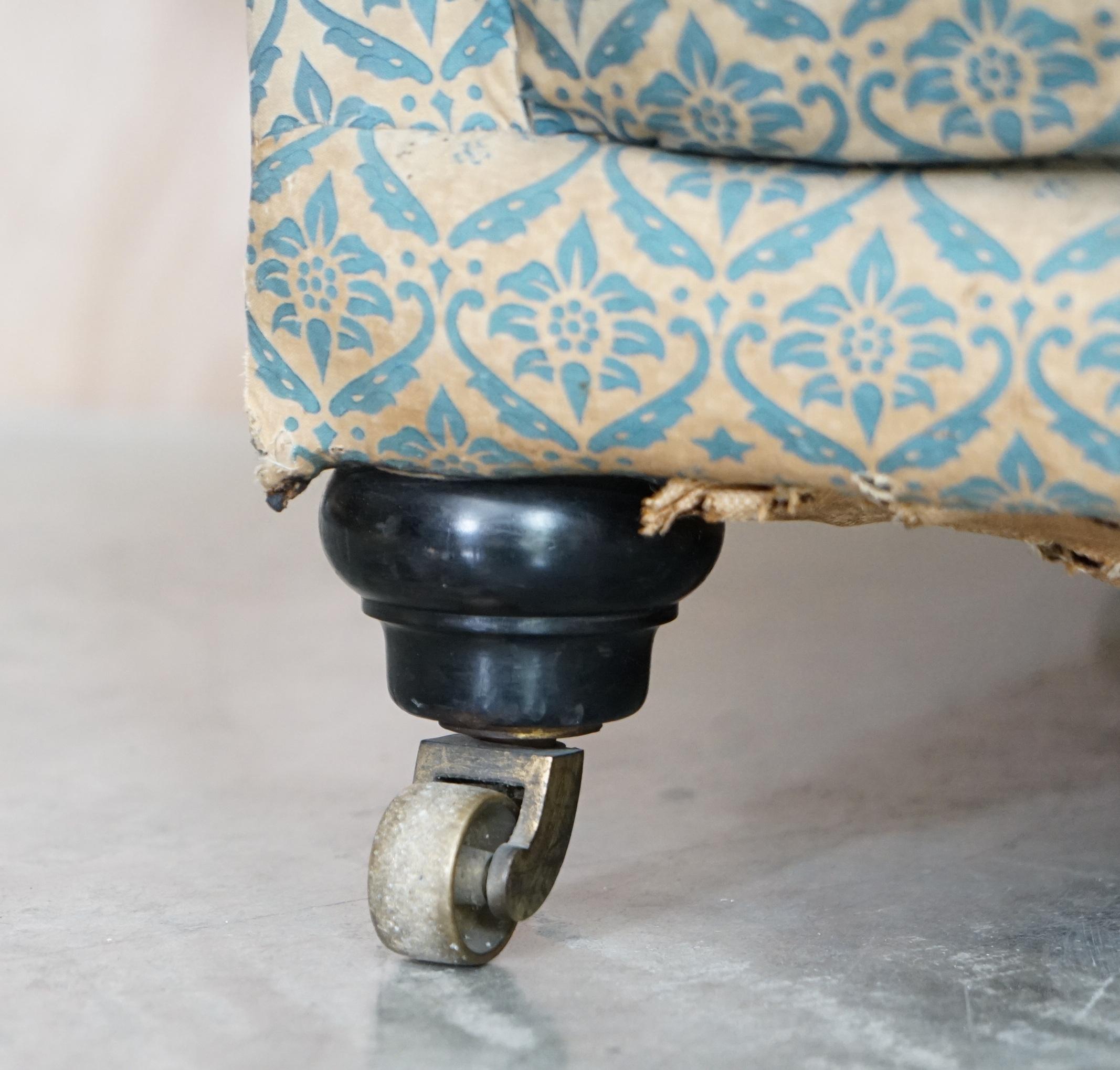 Howard & Son's Chesterfield Sofa Inc Ticking Fabric ancien victorien non restauré en vente 8