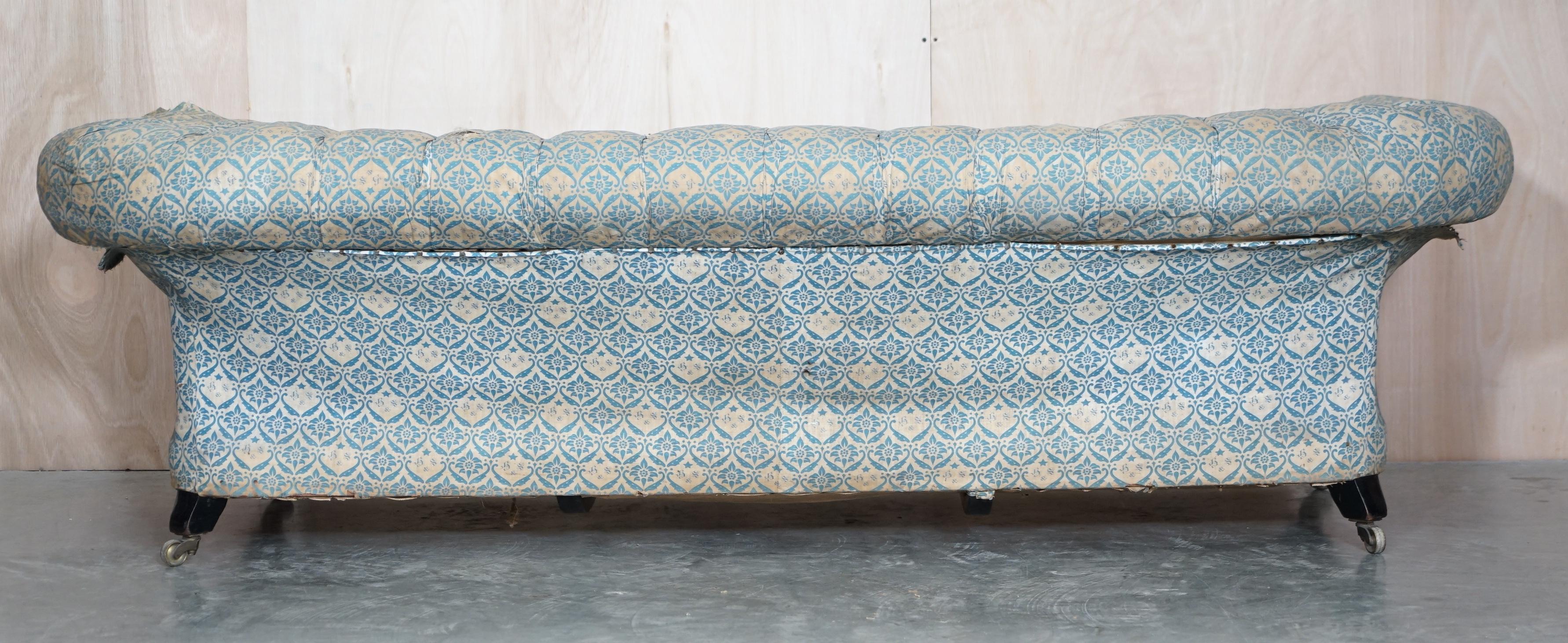 Unrestauriertes antikes viktorianisches Howard & Son's Chesterfield Sofa Inc. mit Inlett-Stoff im Angebot 10