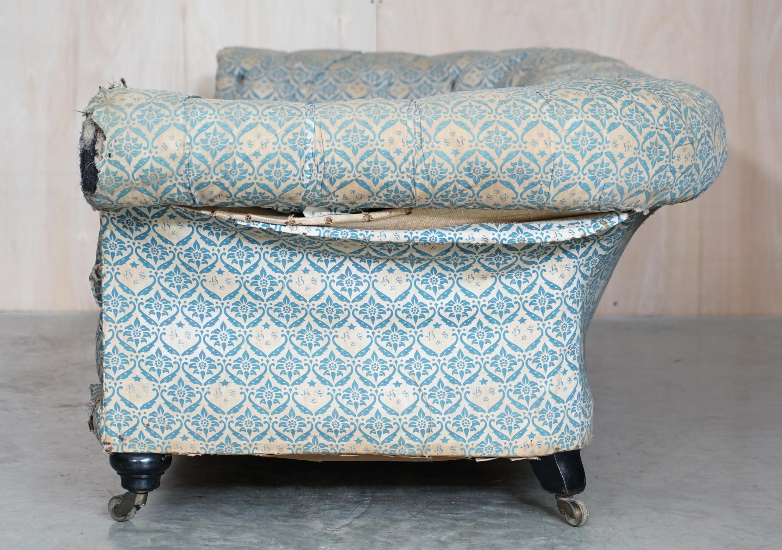 Howard & Son's Chesterfield Sofa Inc Ticking Fabric ancien victorien non restauré en vente 11