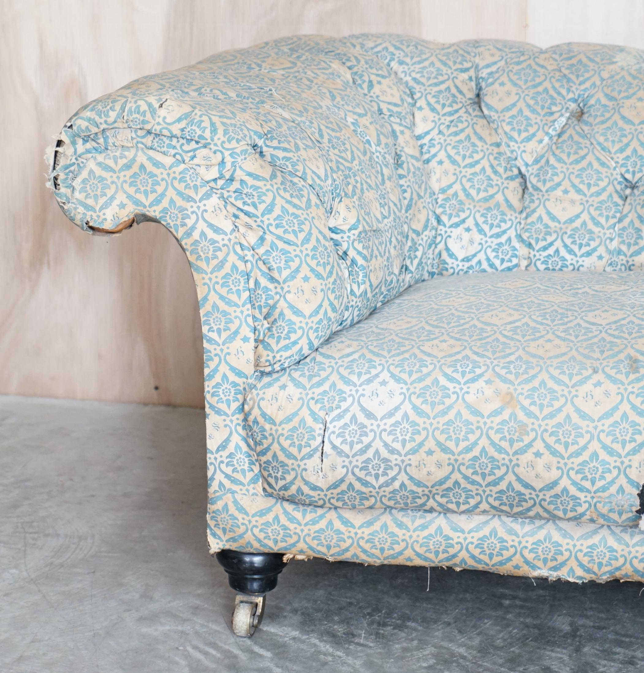 Milieu du XIXe siècle Howard & Son's Chesterfield Sofa Inc Ticking Fabric ancien victorien non restauré en vente