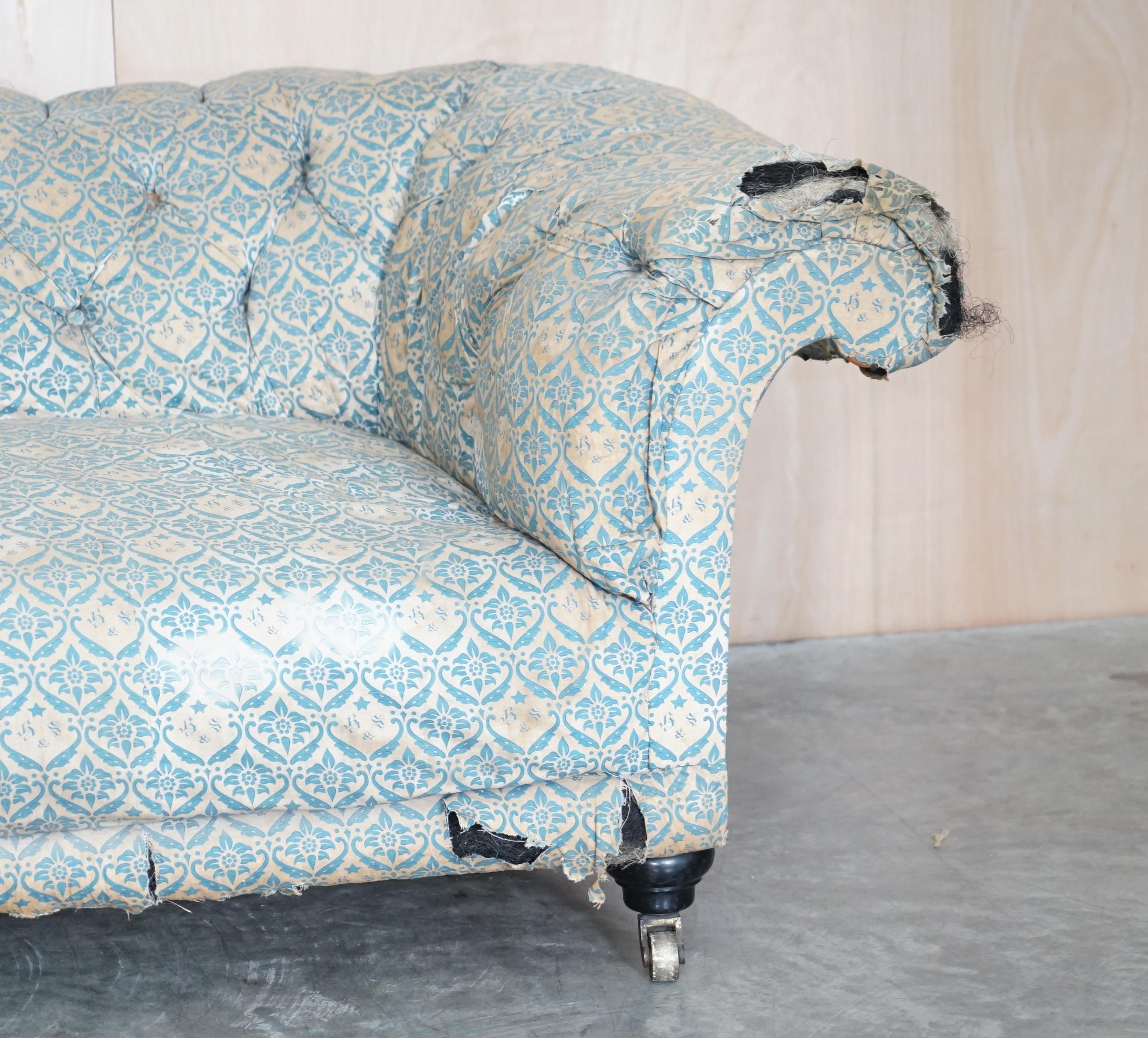 Bois de feuillus Howard & Son's Chesterfield Sofa Inc Ticking Fabric ancien victorien non restauré en vente
