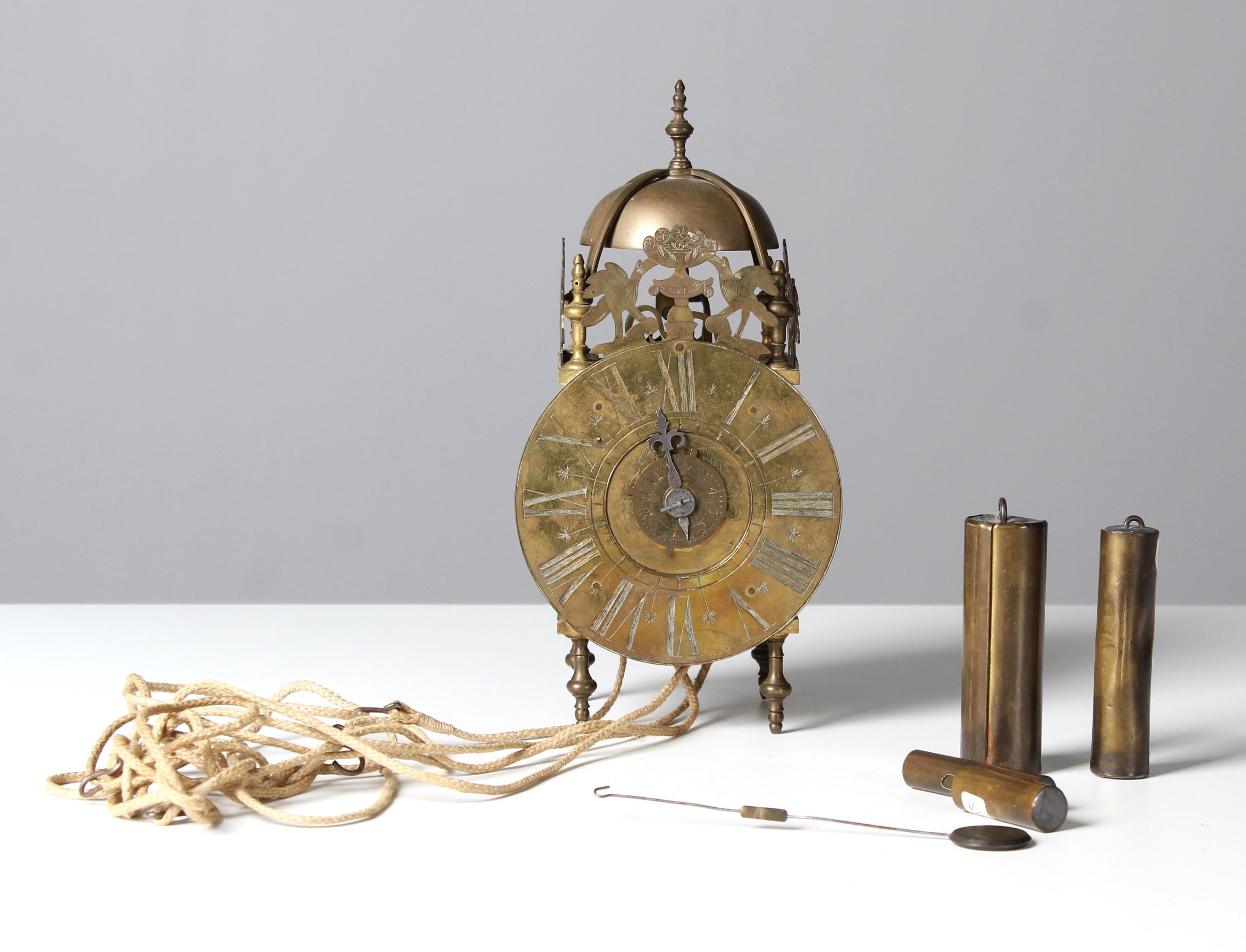 Unrestored French lantern clock with alarm clock from the early 18th century.
Pendulum and weights are present.

This clock needs restoration!

H x W x D: approx. 25 x 13 x 10 cm 

You can find similar clocks in the TARDY 1ere Partie Des origines au