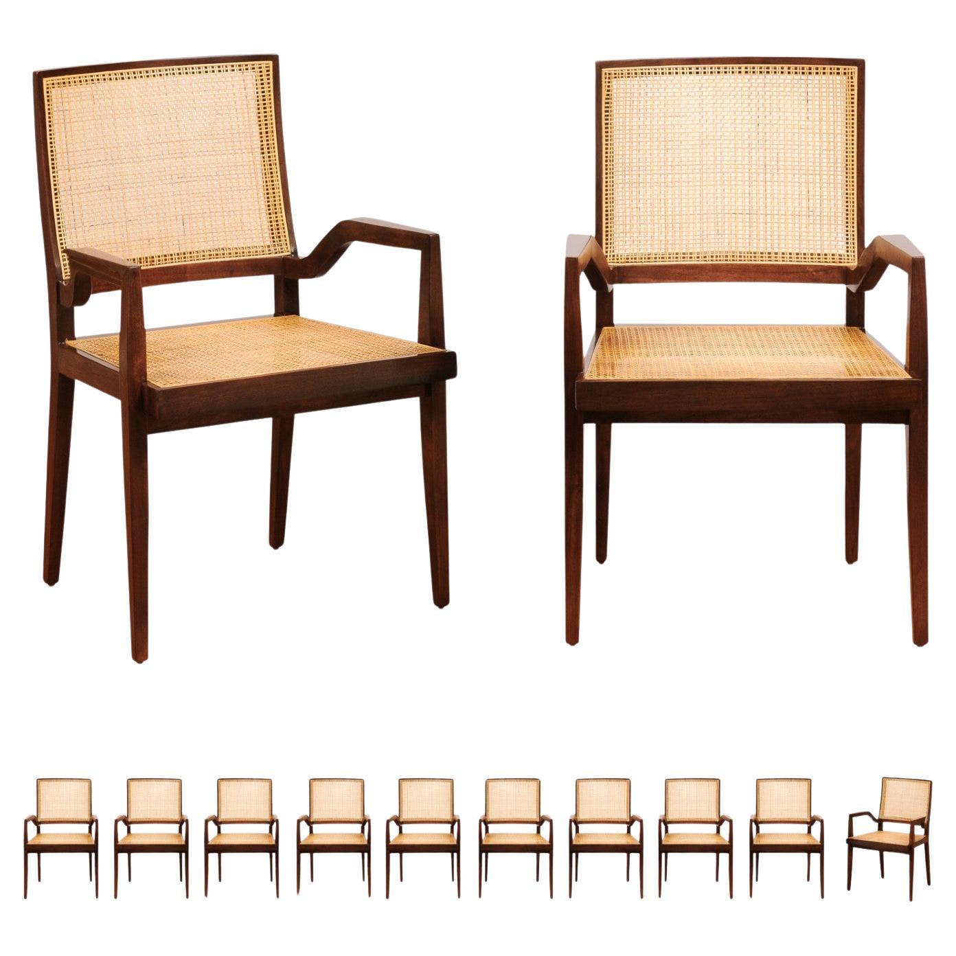 Impareggiabile set di 12 eleganti sedie a bracci in canna di Michael Taylor, 1960 circa - Seduta in canna in vendita