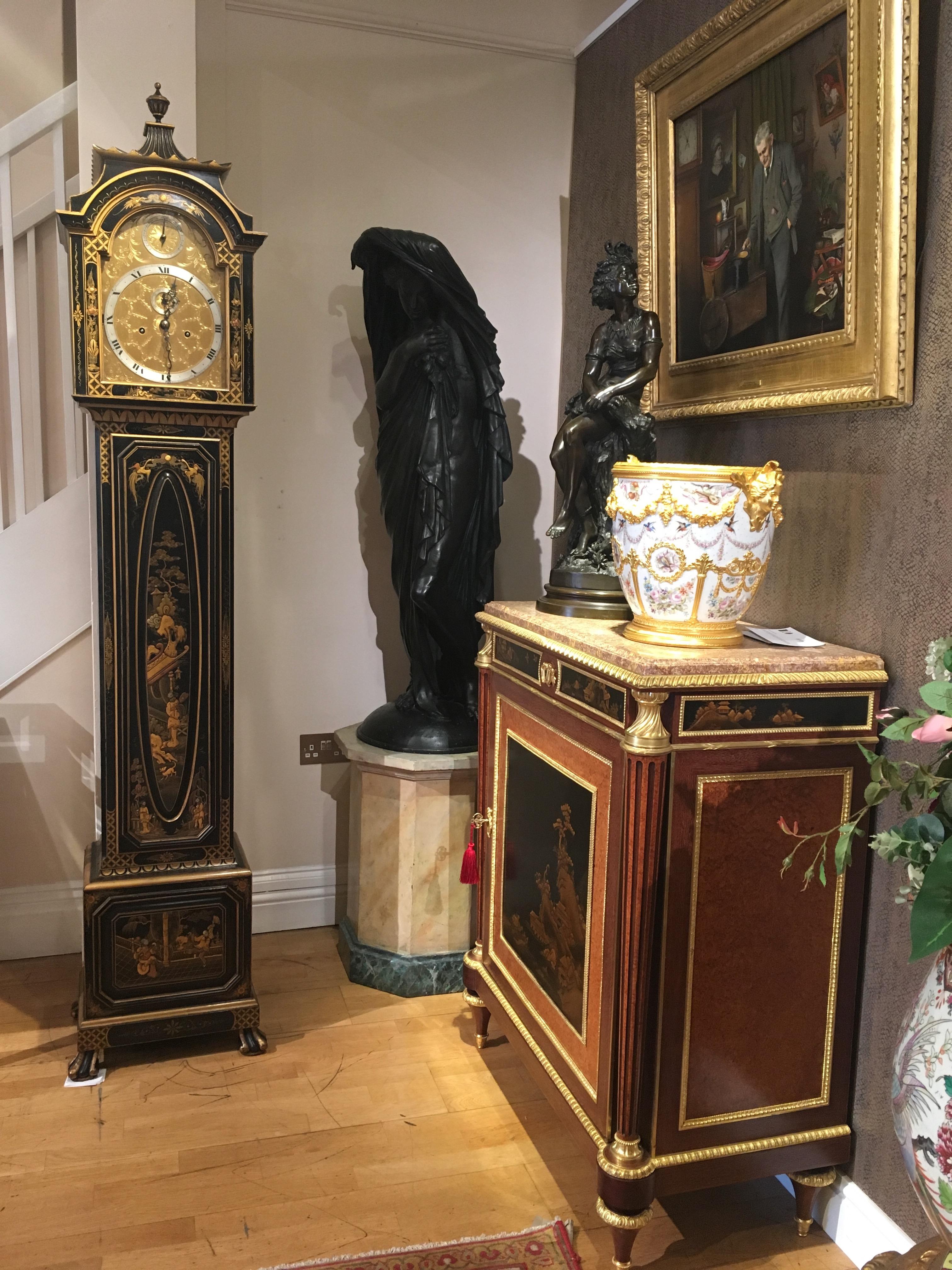 Paire unique d’armoires du XIXe siècle avec panneaux vernis en vente 3