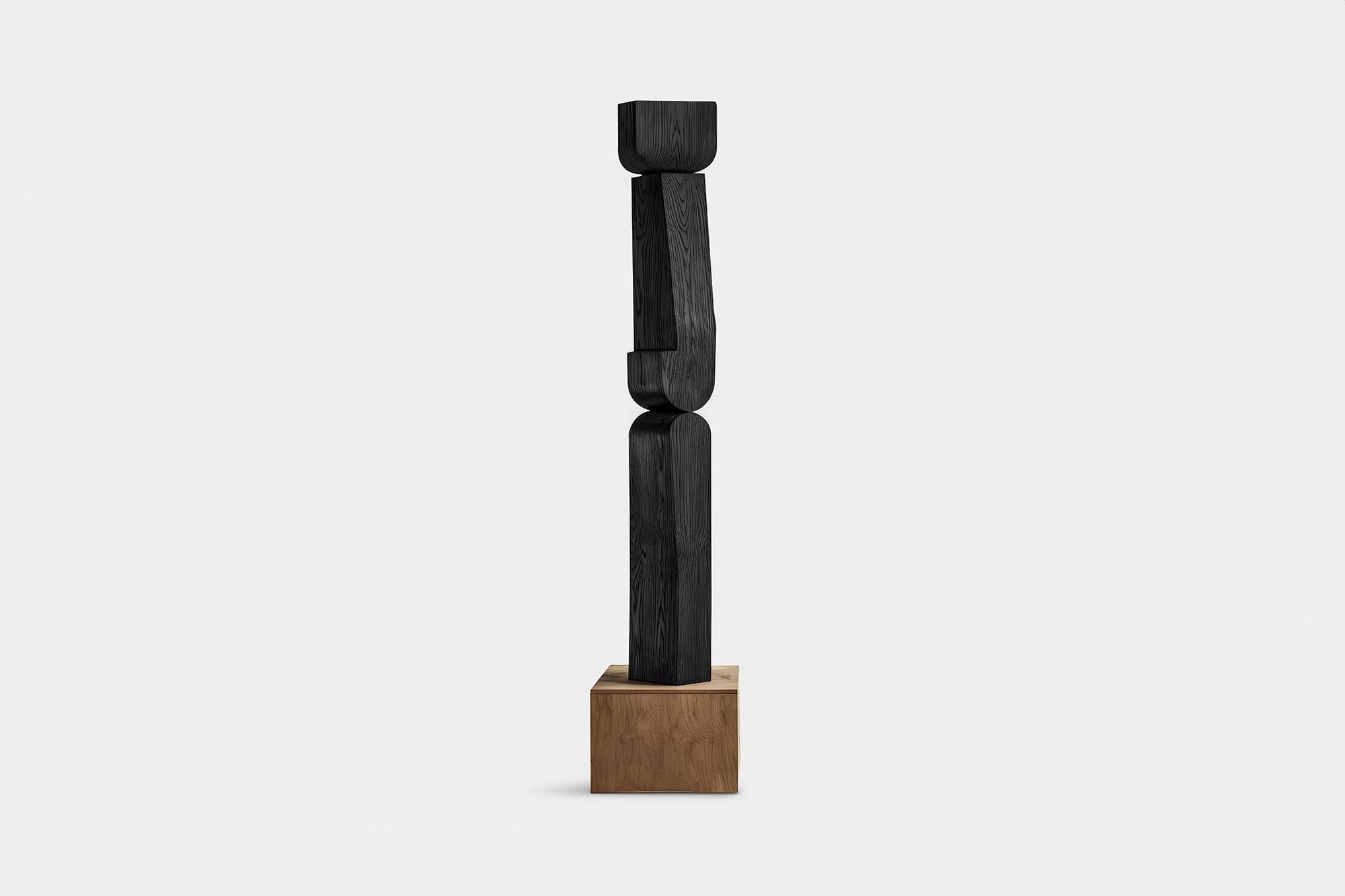 Scultura d'arte moderna in legno massiccio Unseen Force No41 di Joel Escalona
---
Questa scultura monolitica, progettata dal talentuoso artista Joel Escalona, è un esempio imponente di bellezza artigianale. Realizzata a mano e con macchine digitali,