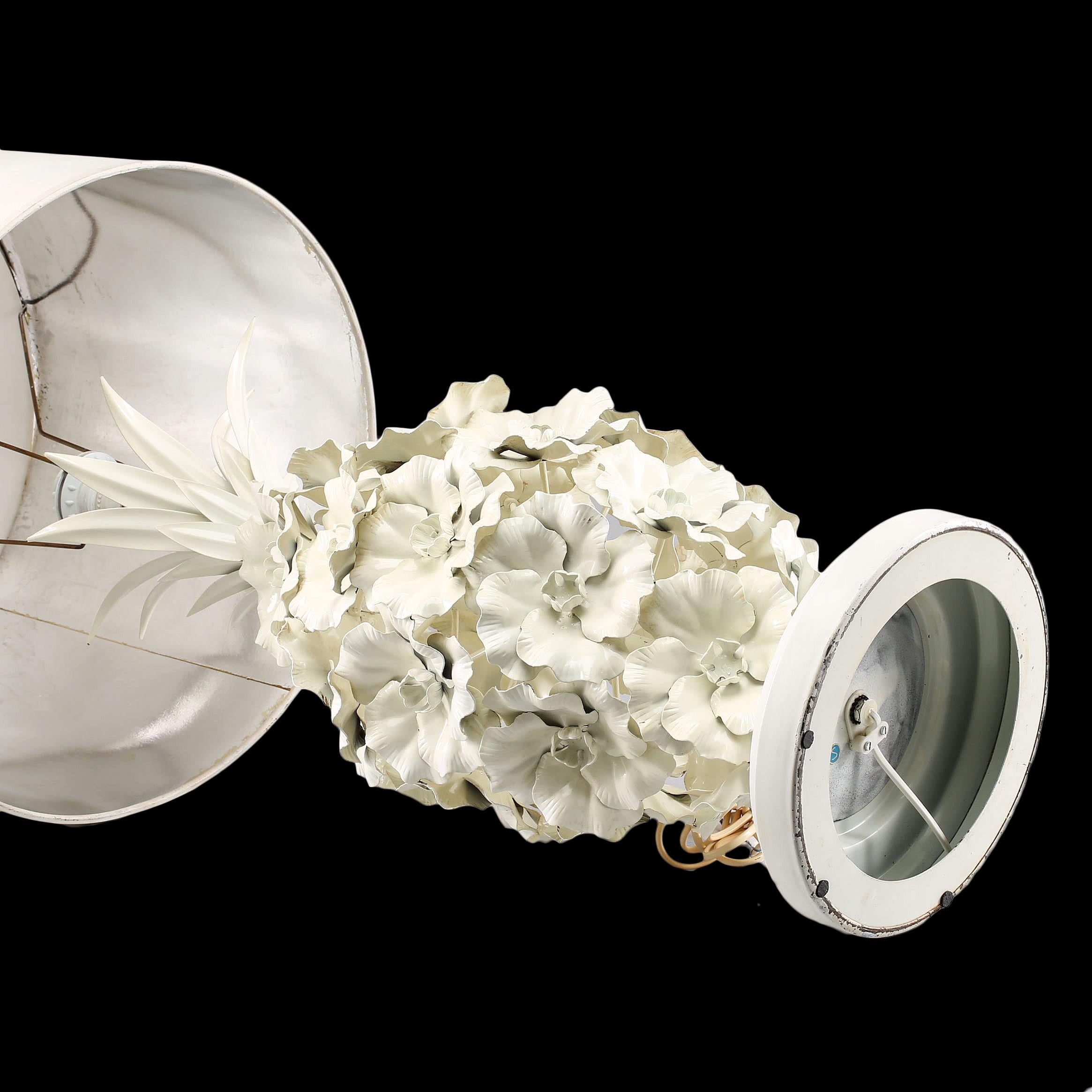 Lampe haute inédite en métal blanc, avec des fleurs. Par Nordiska Kompaniet, marché NK 100-3 sur la base.
Mesure : Hauteur 70 cm sans l'abat-jour
Bon état. L'abat-jour n'est pas inclus.
Karl M. Lundberg a fondé Nordiska Kompaniet en 1902, jetant les