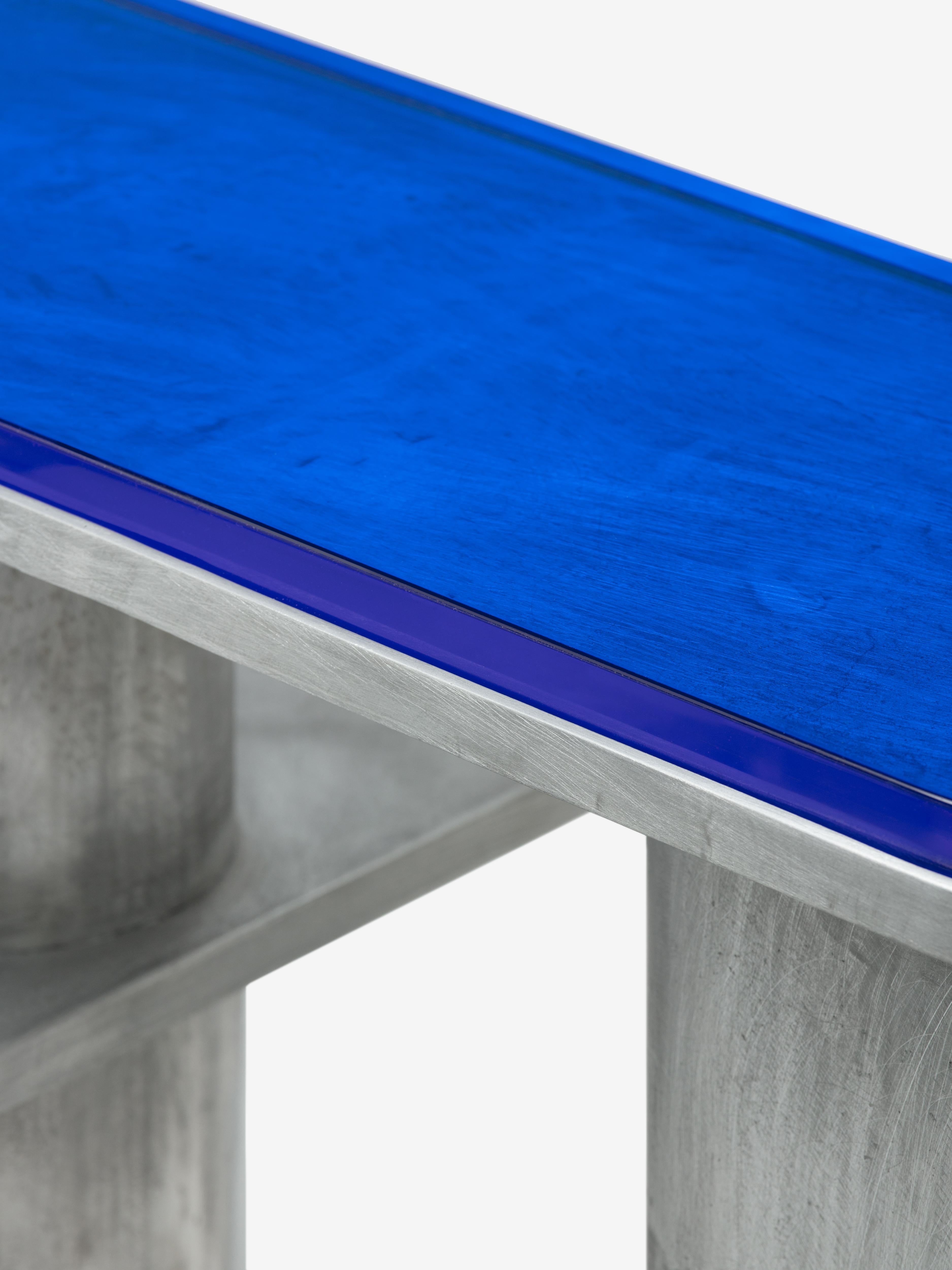 Blauer schräger Tisch von Jeonghwa Seo (21. Jahrhundert und zeitgenössisch) im Angebot