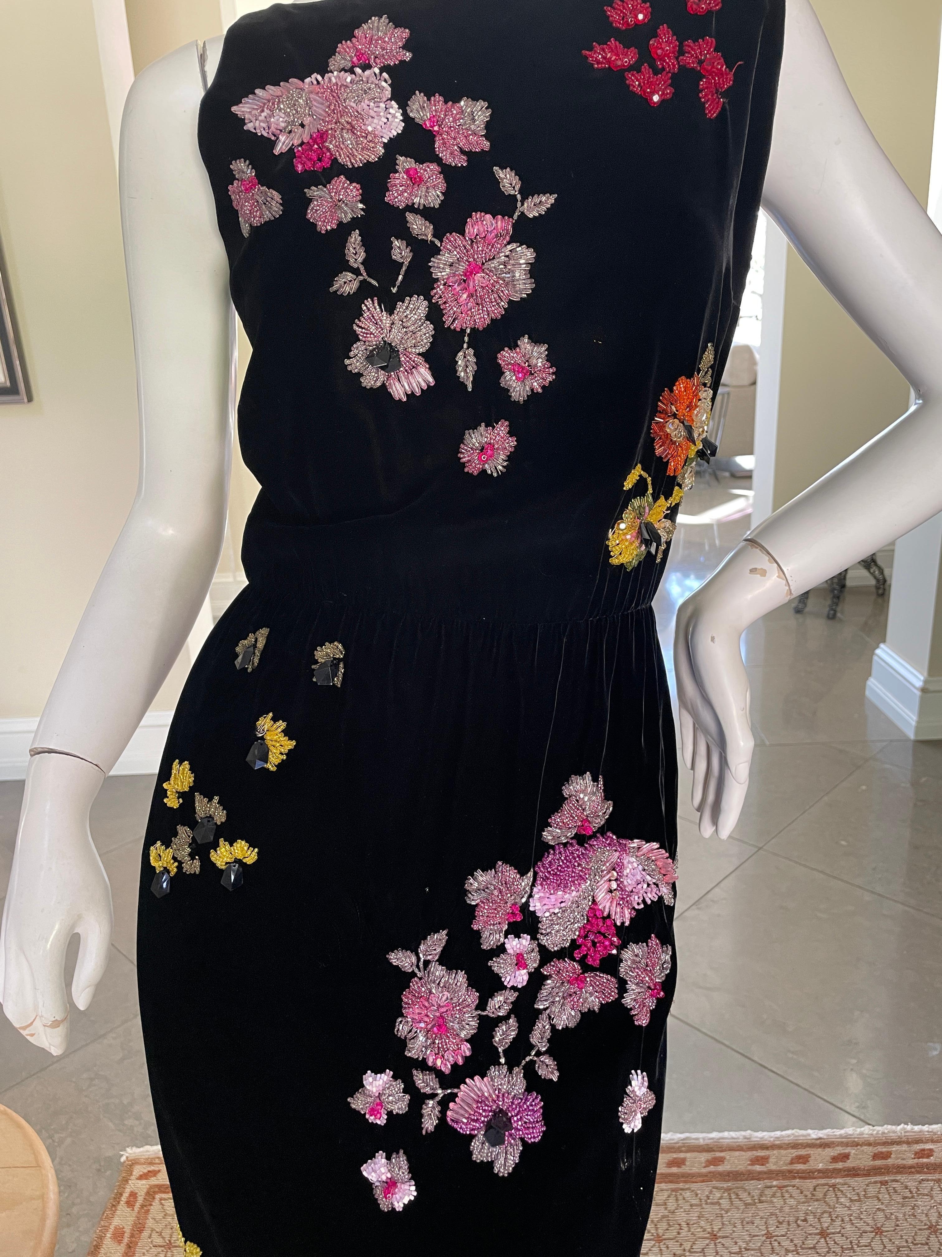 Unsigniertes 60er Jahre Französisches Haute Couture Perlenbesetztes Schwarzes ärmelloses Abendkleid aus Samt 3