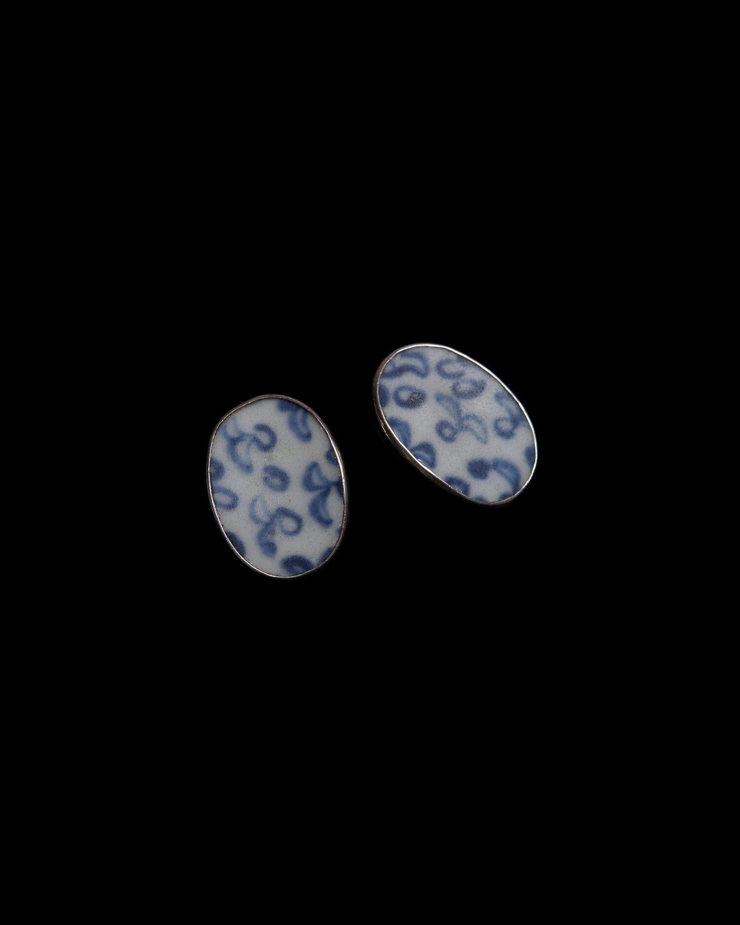 Blue and White Pottery Pieces set in Sterling Silver
Handmade by an unknown artist
Unsigned
Each earring measuring 1 x 0.6 x 0.125 inches
Each weighing 3.5 grams
Pierced backs
In excellent condition
