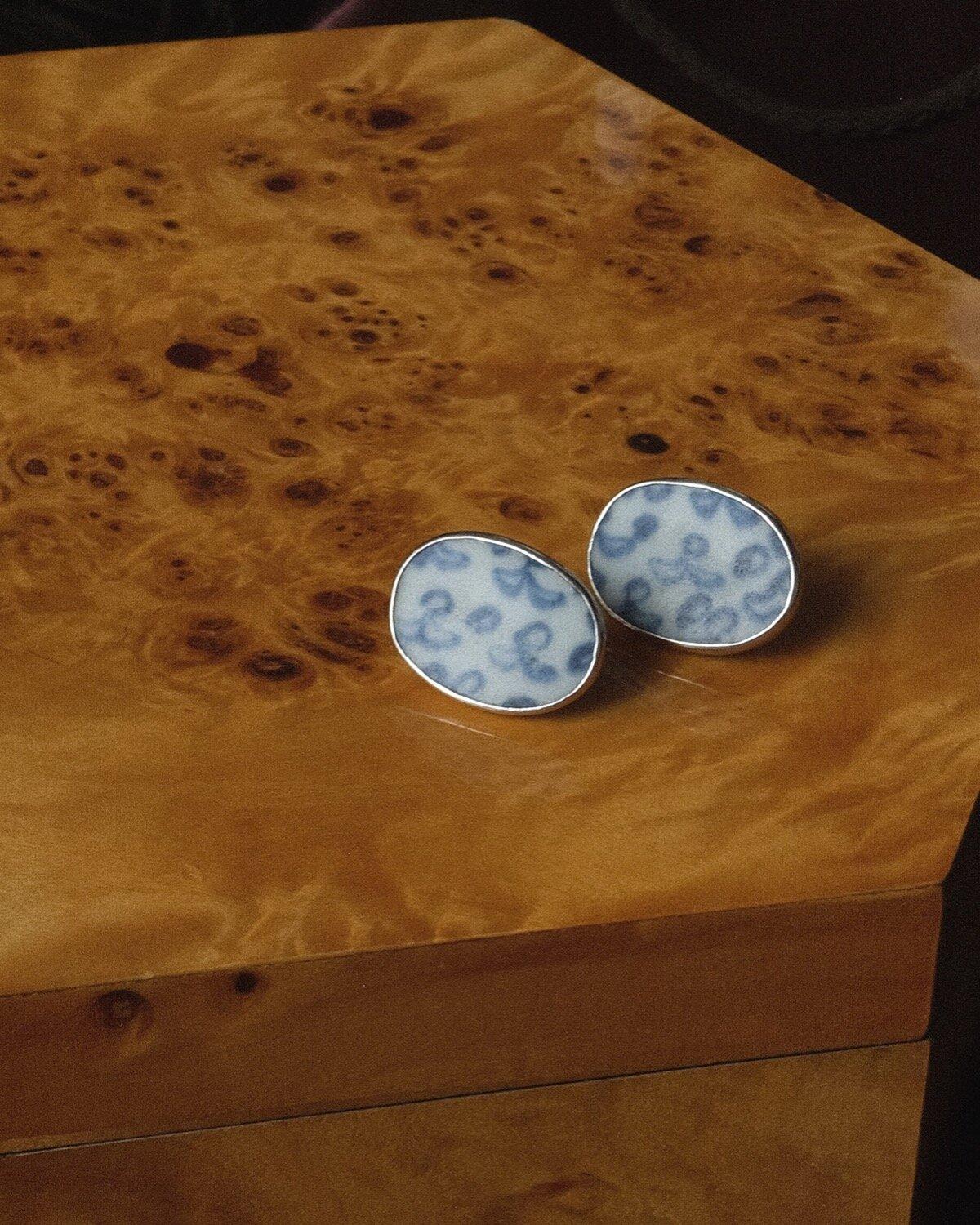 Boucles d'oreilles non signées en poterie bleue et blanche en sterling Bon état - En vente à Los Angeles, CA