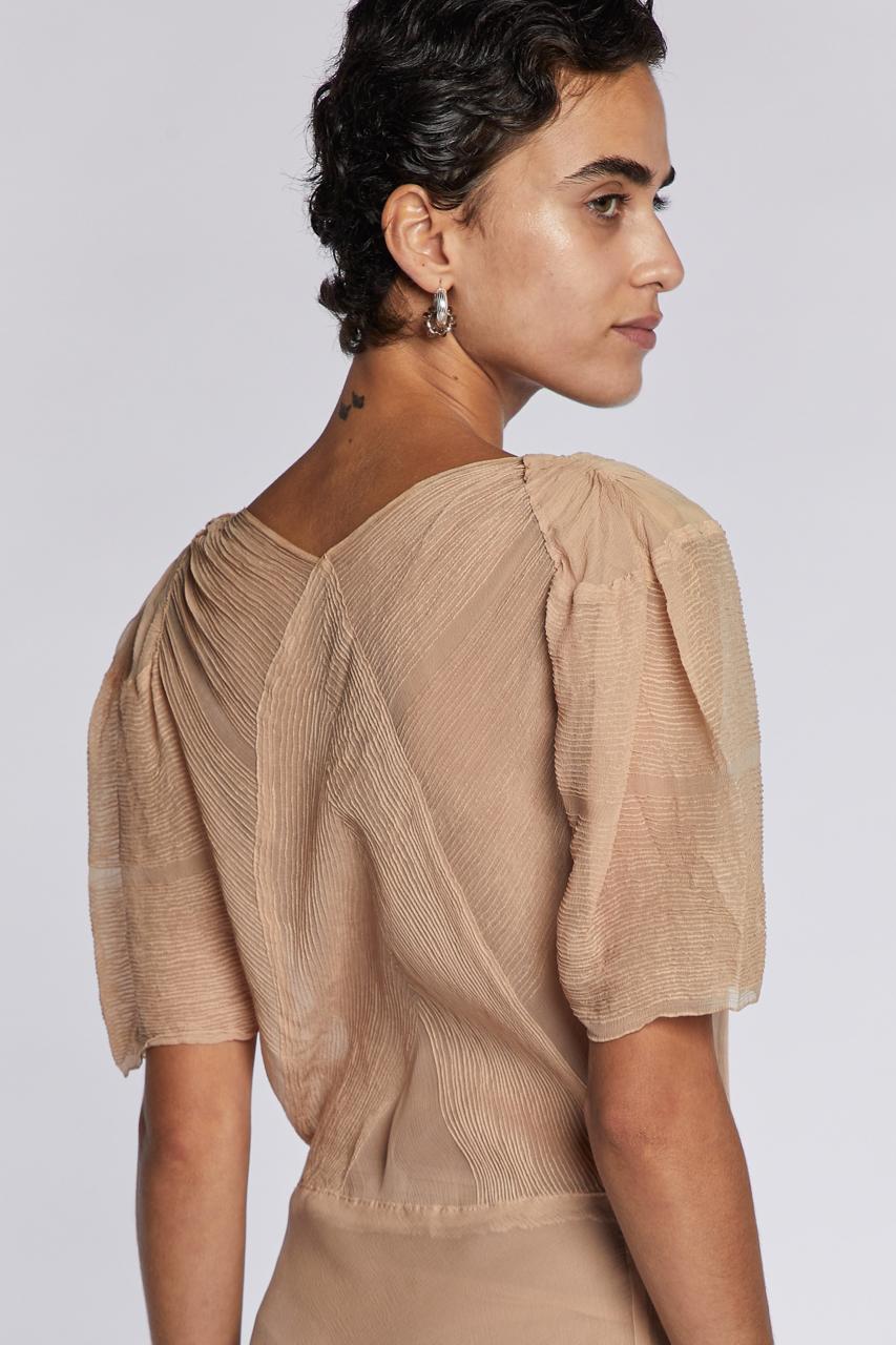 1930s

Robe en mousseline de soie à pinces complexes 

ouverture à crochets et à œillets sur une épaule et poppers sur une hanche