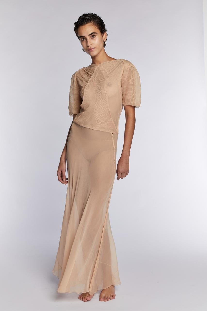 Marron Robe en mousseline de soie blush non signée, années 1930 en vente