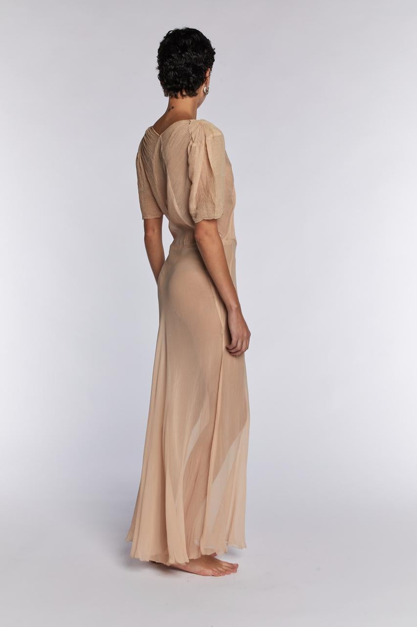 Robe en mousseline de soie blush non signée, années 1930 en vente 1