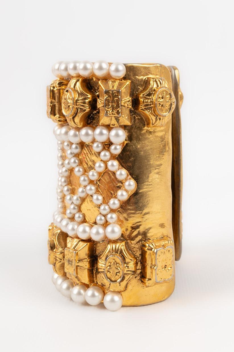 Unsigned Cuff Bracelet with Costume Pearls In Excellent Condition In SAINT-OUEN-SUR-SEINE, FR