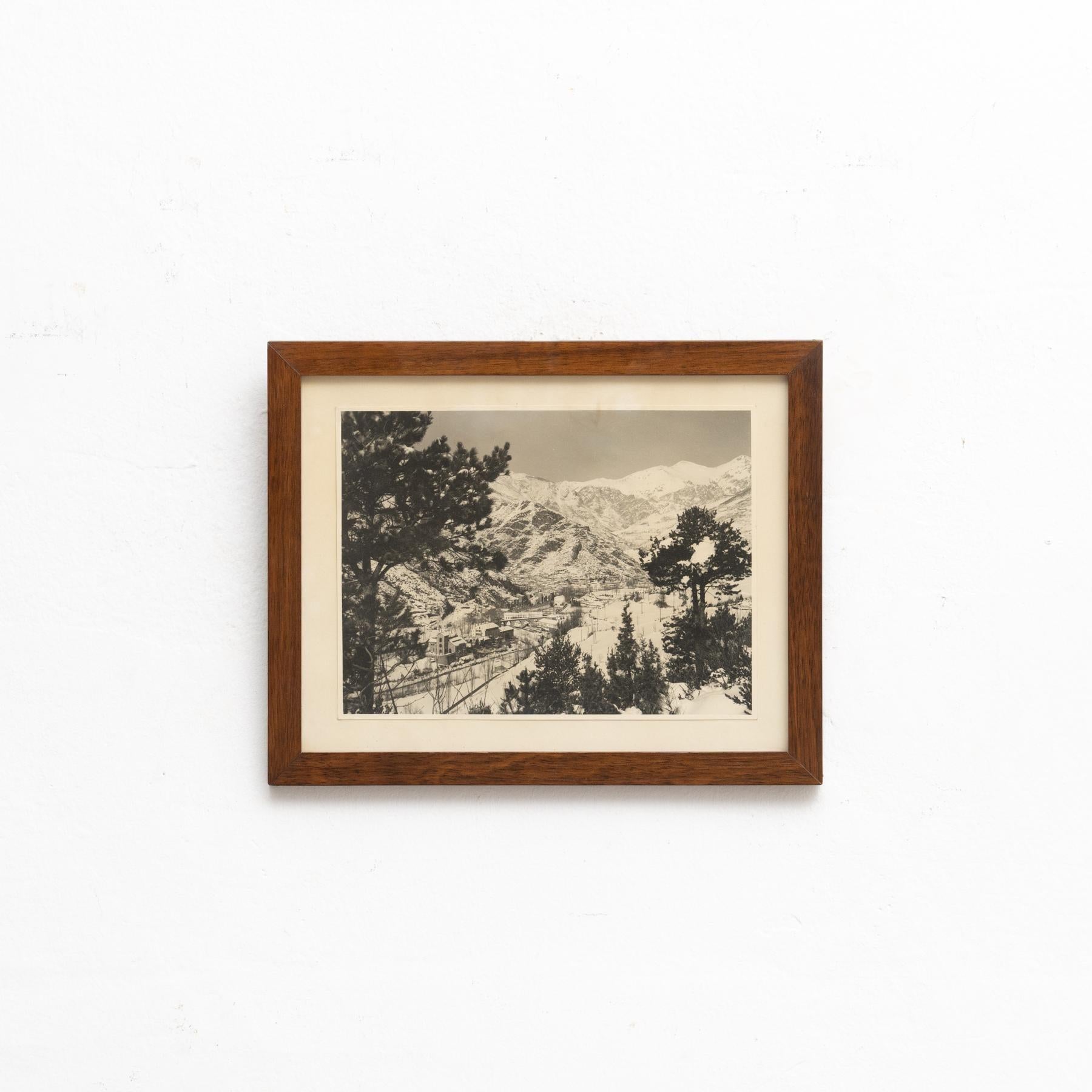 Fotografia in bianco e nero non firmata.    Incorniciato.    Realizzato da un artista sconosciuto in Spagna, intorno al 1960.    In condizioni originali, con lievi usure dovute all'età e all'uso, che conservano una bella patina.    Materiali:  Carta