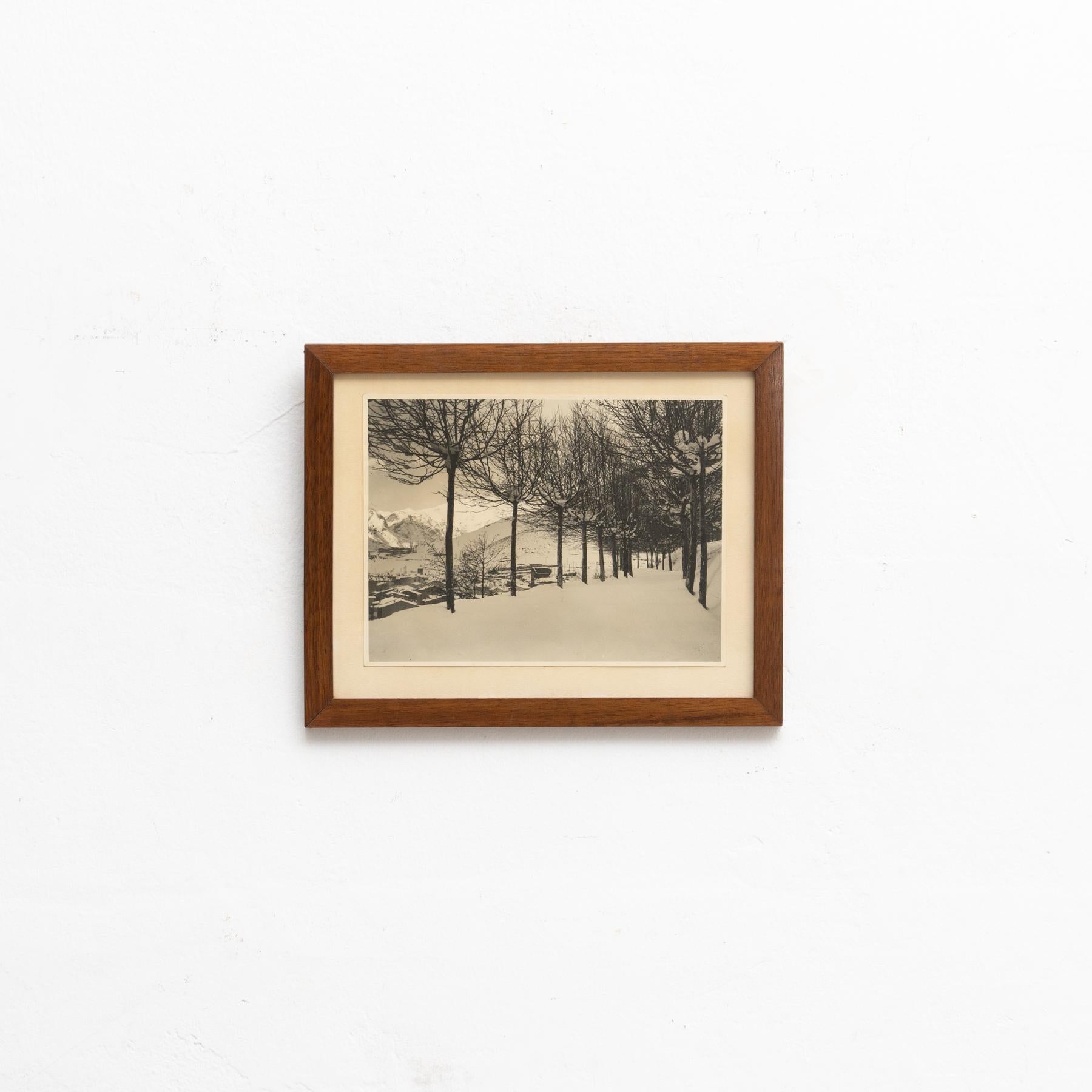 Fotografía sin firmar.    Enmarcado.    Realizado por un artista desconocido en España, hacia 1960.    En su estado original, con pequeños desgastes propios de la edad y el uso, conserva una hermosa pátina.    Materiales:  Papel fotográfico.     