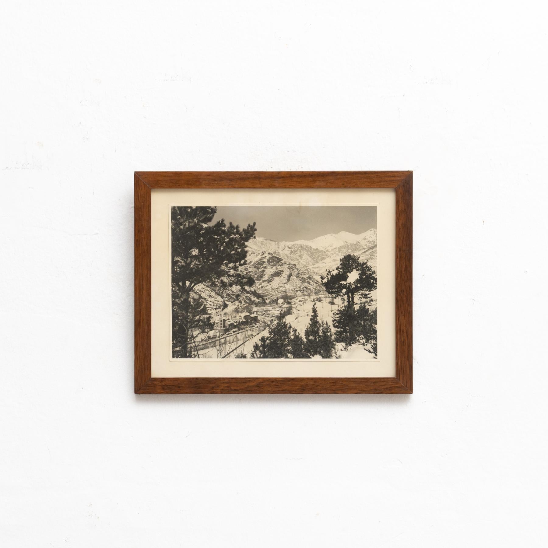 Unsigned black and white photography.

Framed.

Made by unknown artist in Spain, circa 1960.

In original condition, with minor wear consistent with age and use, preserving a beautiful patina.

Materials:
Photographic paper.