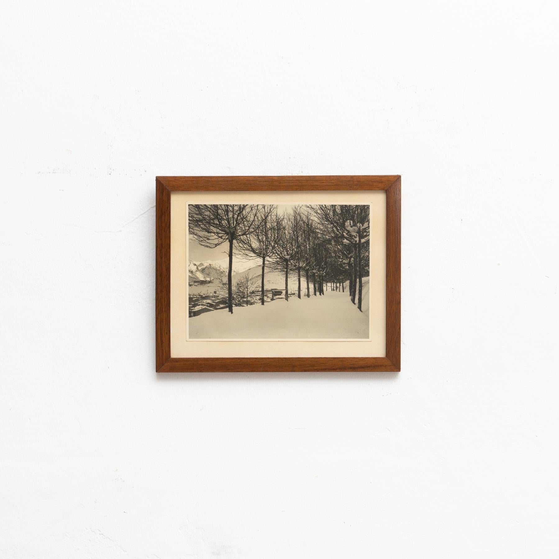 Unsigned photography.

Framed.

Made by unknown artist in Spain, circa 1960.

In original condition, with minor wear consistent with age and use, preserving a beautiful patina.

Materials:
Photographic paper.

 