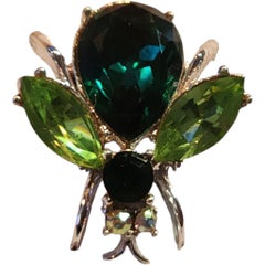 Broche de insecto de pedrería verde y verde azulado sin firmar en metal plateado, años 60