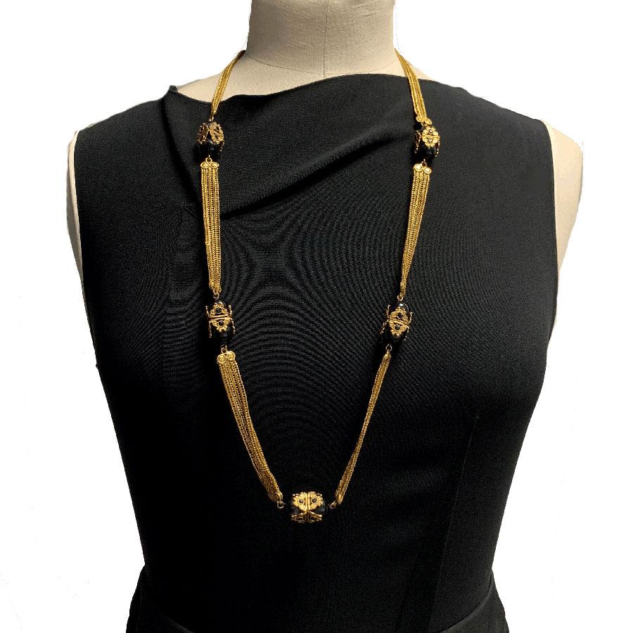 Unsigned necklace with multi golden chains and black pearls. Vintage jewel, baroque style. It is elegant worn.

This unsigned necklace is in good condition. The gilding is a little past. The golden chain is in aged gold metal.
Black pearls are also
