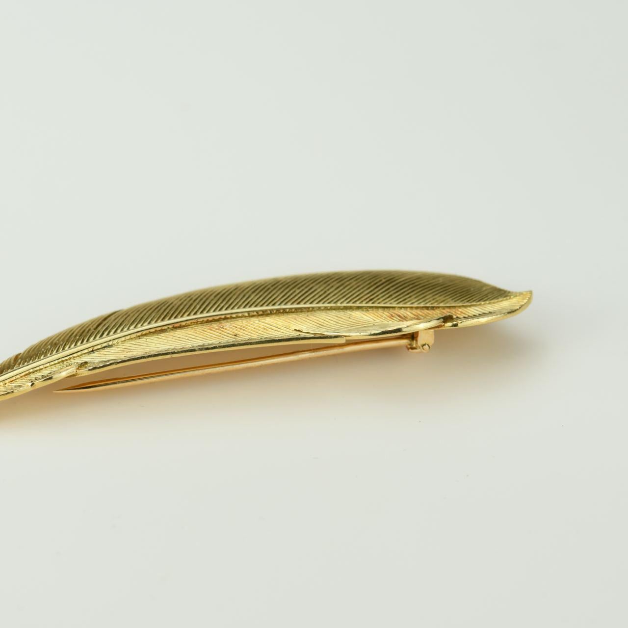 Georges Lenfant Vintage Yellow Gold Feather Brooch In Excellent Condition In Banbury, GB