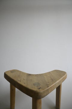 Taburete o mesa auxiliar de pino asimétrico de Stig Sandqvist, Vemdalen, Suecia Años 50