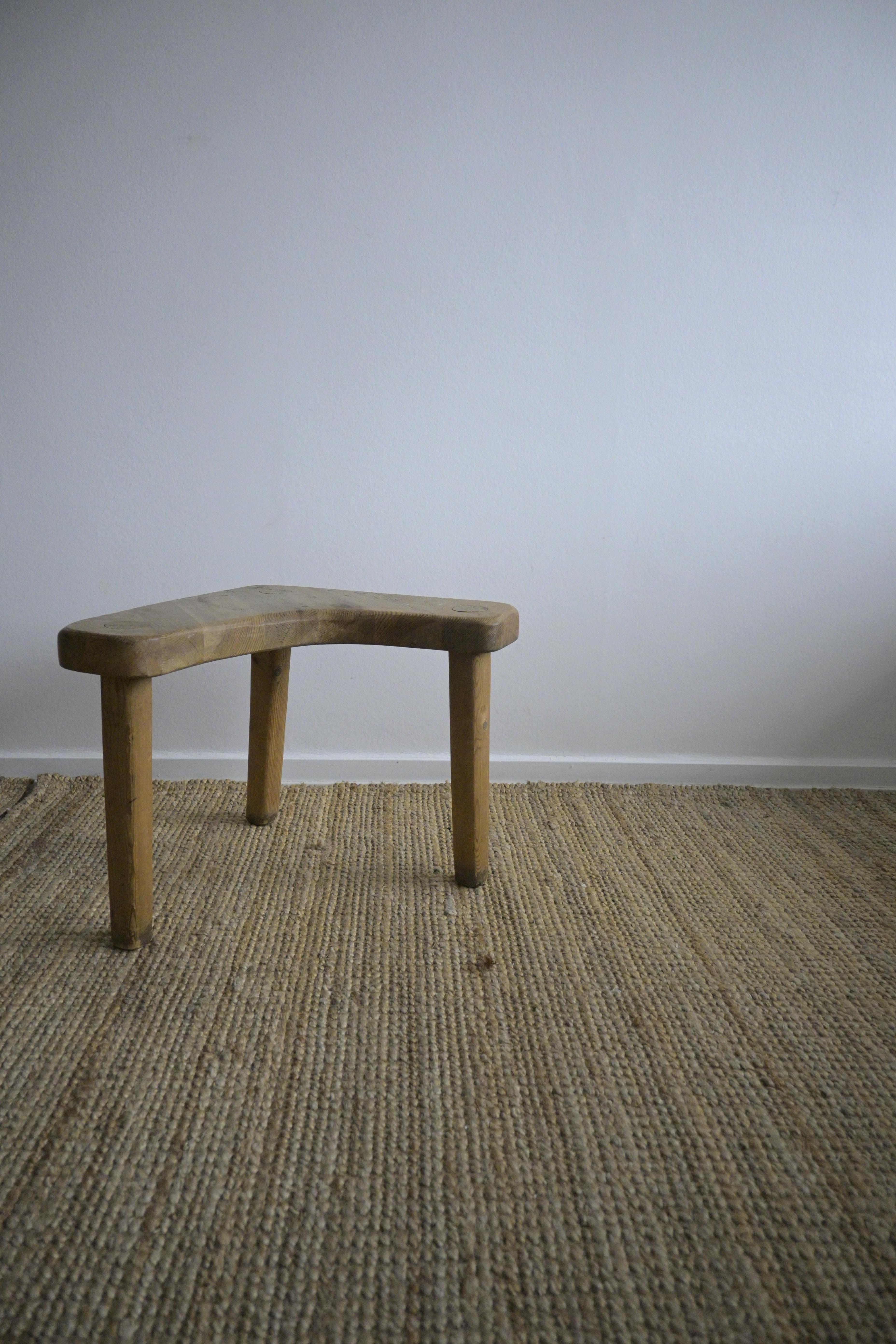 Unsymmetric Pine Stool or Side Table by Stig Sandqvist, Vemdalen, Sweden 1950s In Good Condition For Sale In Farsta, SE