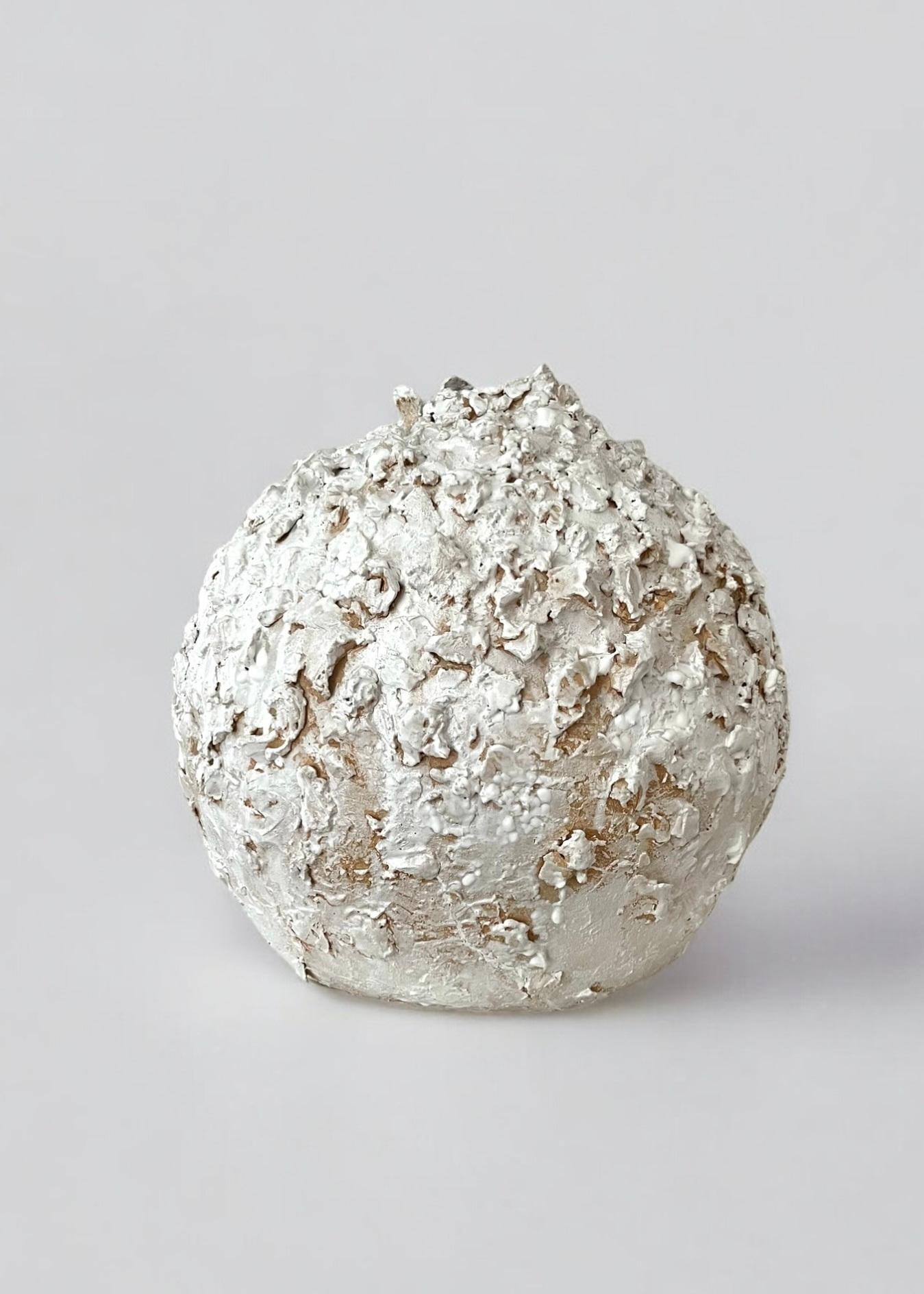 Steingutskulptur ohne Titel aus dem Jahr 19 von Laura Pasquino
Einzigartig
Abmessungen: D 50 x H 49 cm
MATERIAL: Weißes und beiges Steingut, Glasur.
 
Laura Pasquino
Indem ich Bezüge zur alten koreanischen Keramik und zu den Prinzipien der
