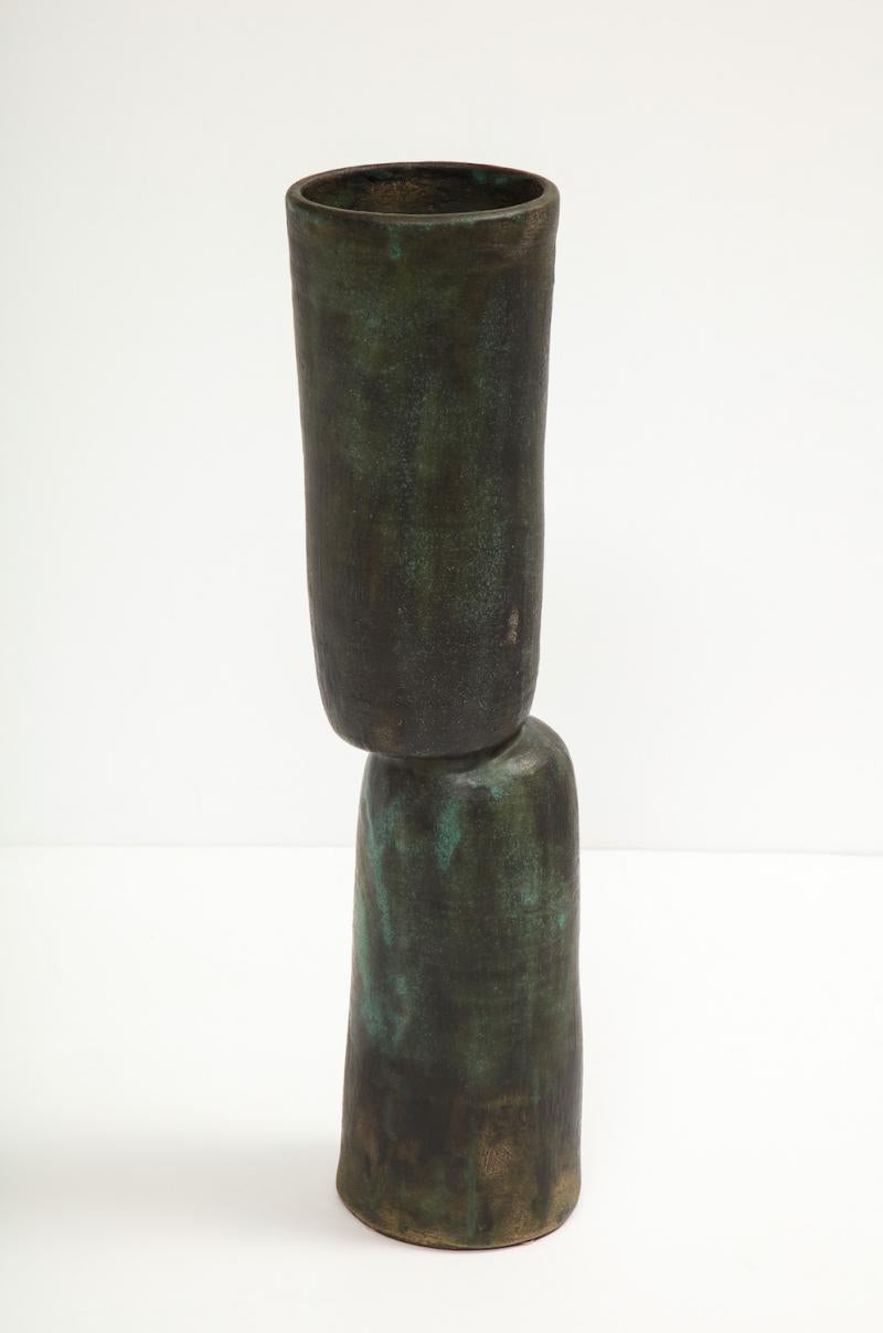 Unbenannte 2-teilige Assemblage-Skulptur von David Haskell. Große Assemblage-Skulptur, bestehend aus 2 mit der Scheibe gedrehten Teilen mit offenem Ende. Dunkle Glasuren, vom Künstler signiert.
  