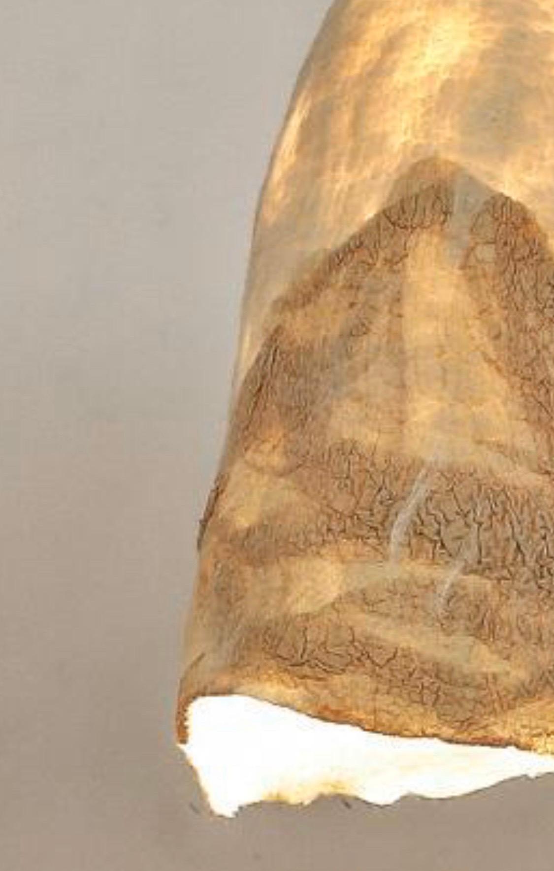 Die zeitgenössische Textildesignerin Inês Schertel fertigt vielseitige Artikel in einer sechstausend Jahre alten Technik. Jedes Stück ist einzigartig in Farbe und Form und wird nicht wie Textilien auf einem Webstuhl gewebt, sondern durch die Reibung