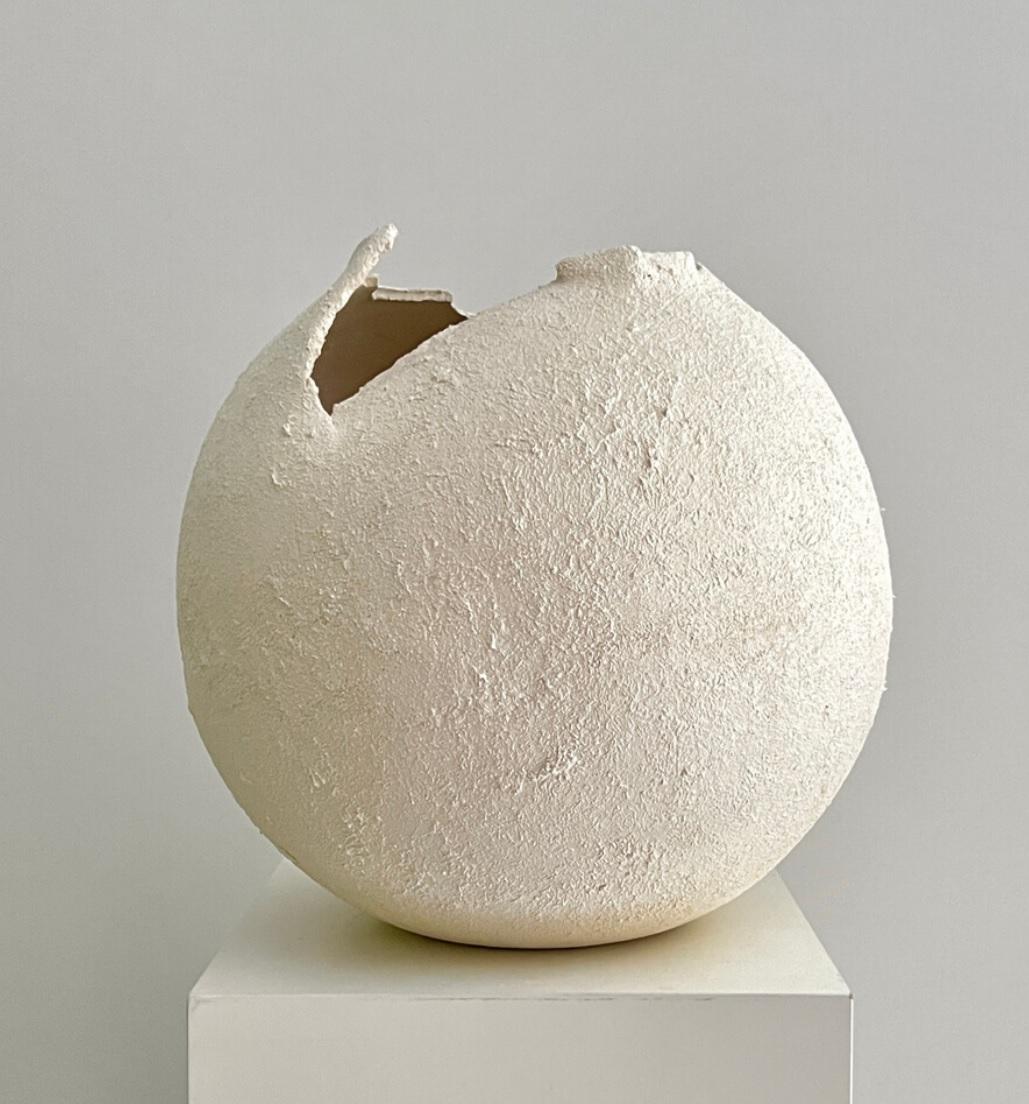 Untitled 40 by Laura Pasquino
One of a kind
Dimensions: D 38 cm x H 38 cm
Material: Porcelain.
 
Laura Pasquino
Incorporating references from ancient Korean ceramics as well as principles of Japanese aesthetics of wabi-sabi, I am led by