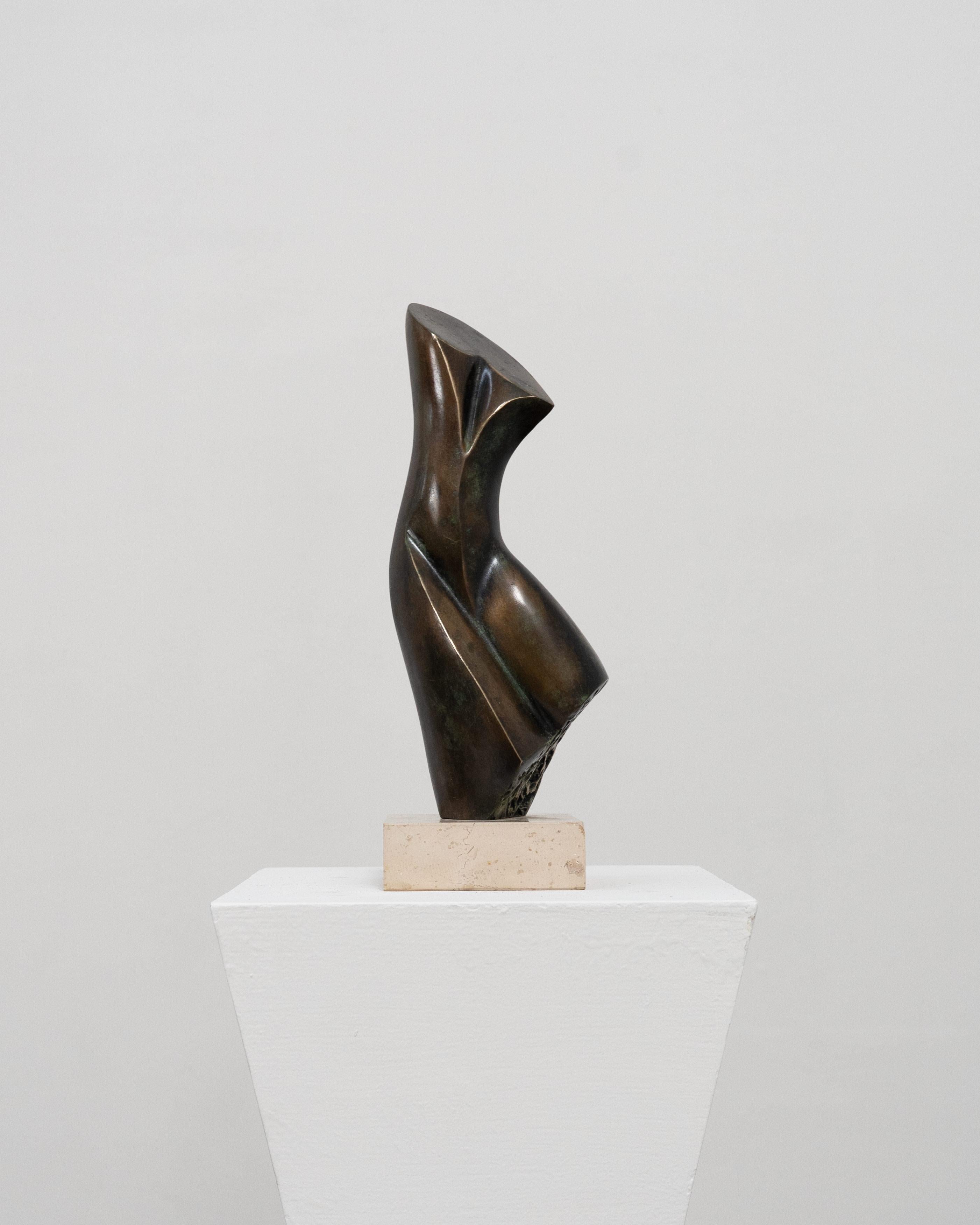 Una scultura astratta in bronzo patinato dell'artista polacco Stanislaw Wysocki. 

Stan Wys ha studiato all'Academy of Art di Poznań alla fine degli anni '70, dopodiché ha fatto uno stage alla Hermann Foundry Bildgiesserei di Berlino Ovest (la