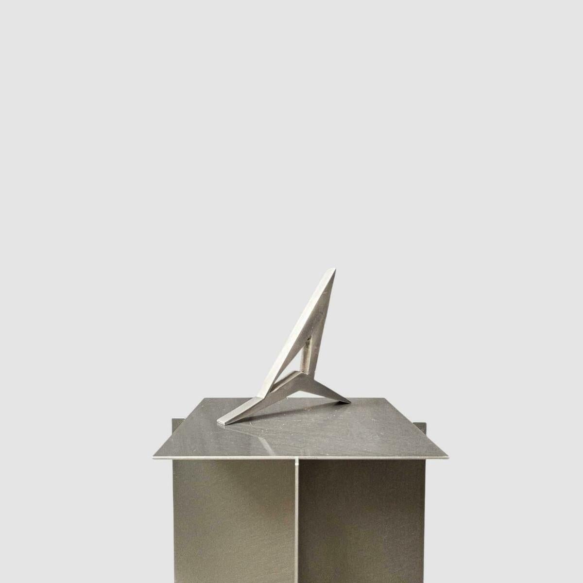 Eine einzigartige minimalistische Skulptur des belgischen Künstlers Mart de Houwer (1931-1999) aus massivem Aluminium. Ursprünglich stellte der Künstler dieses Werk auf einen schwarzen Holzsockel, aber die Konfiguration und der Sockel sind dem